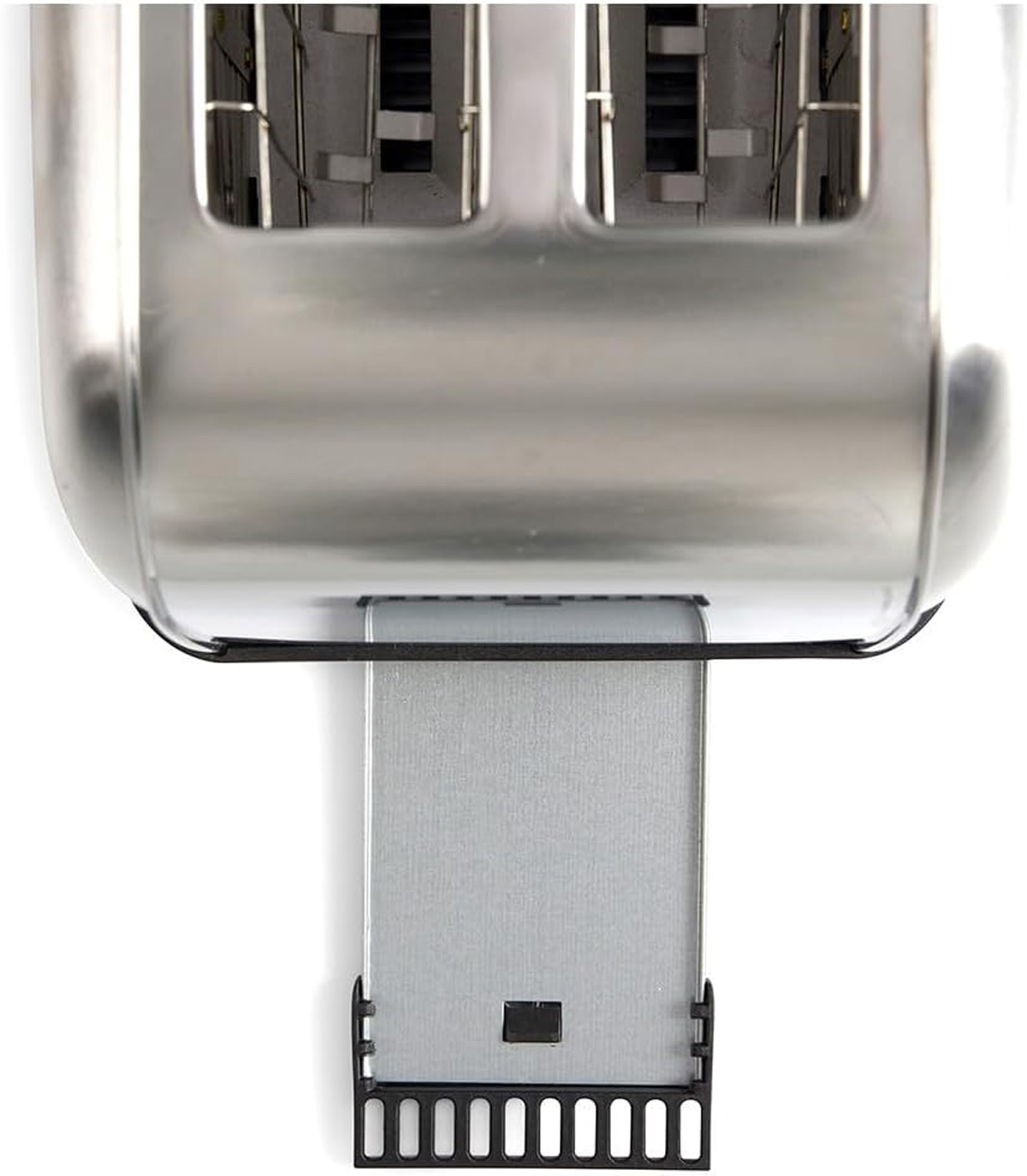 Nahaufnahme eines silbernen Toasters. Ein schwarzes Krümelfach ist teilweise herausgezogen. Das Innere des Toasters ist sichtbar.