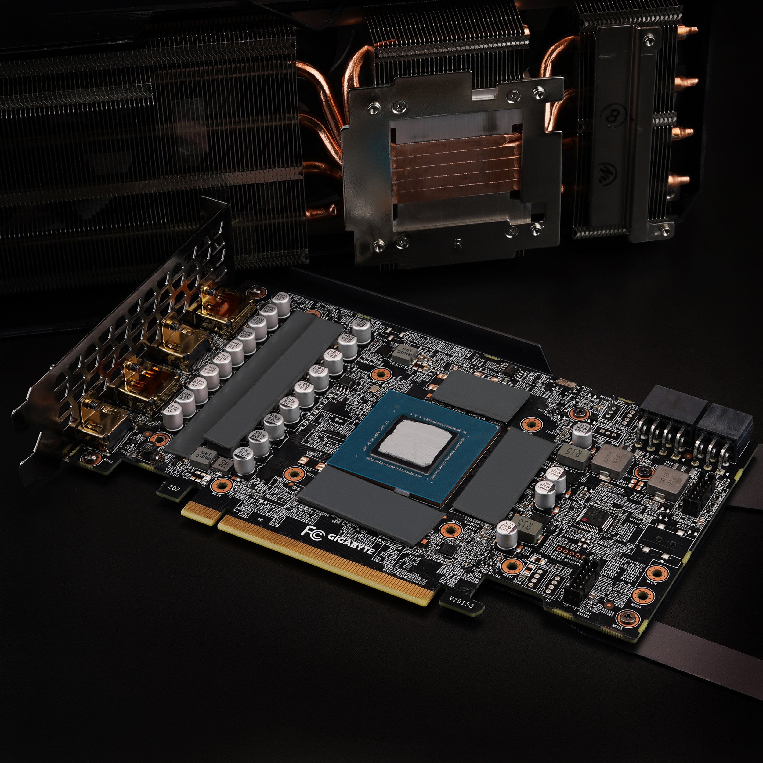 Karanlık bir yüzeyde bir CPU ve bir soğutucuya sahip bir devre kartı.