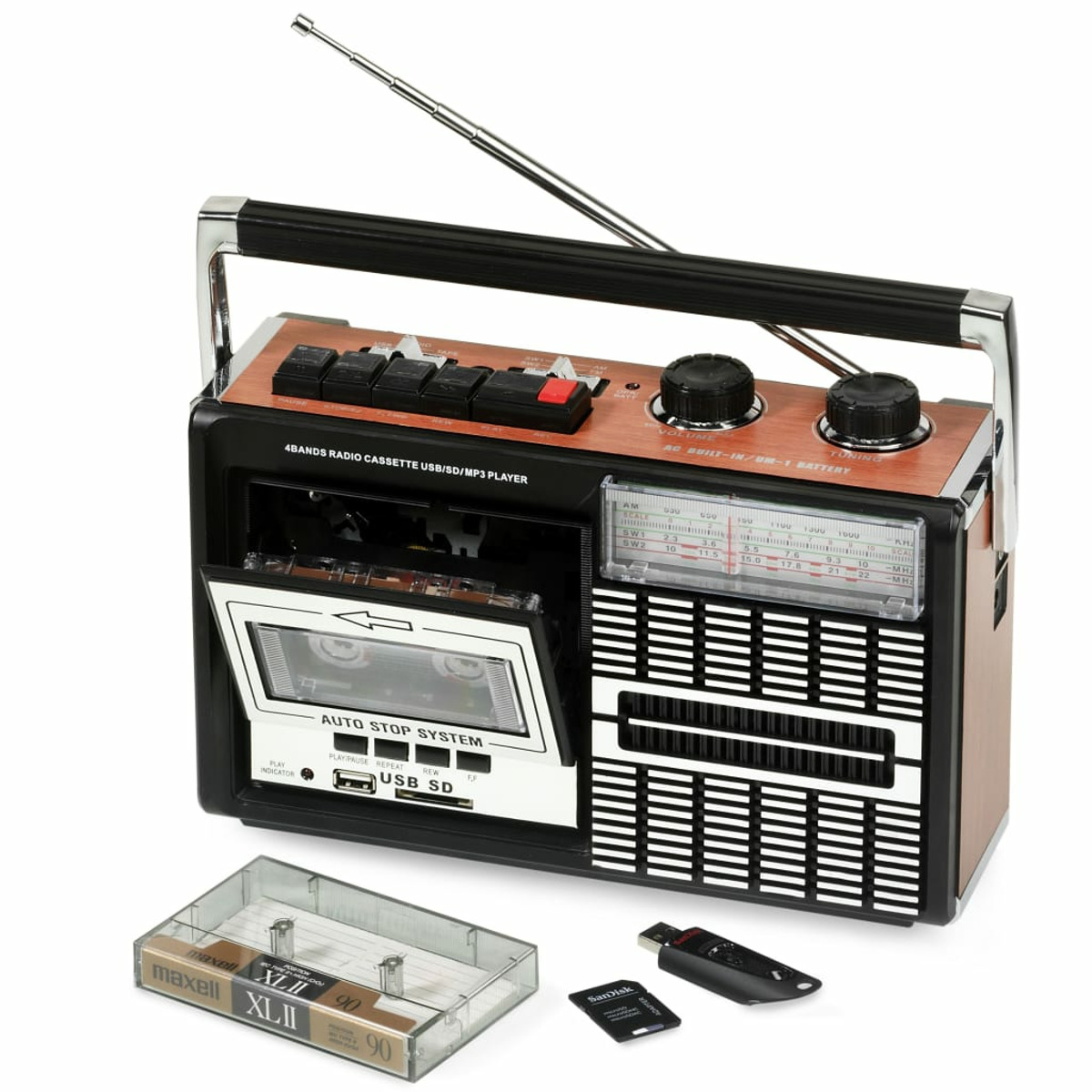 Ein Vintage-Radio-Kassettenrecorder. Es hat Knöpfe, einen Griff und ein Kassettenfach, mit Zubehör.