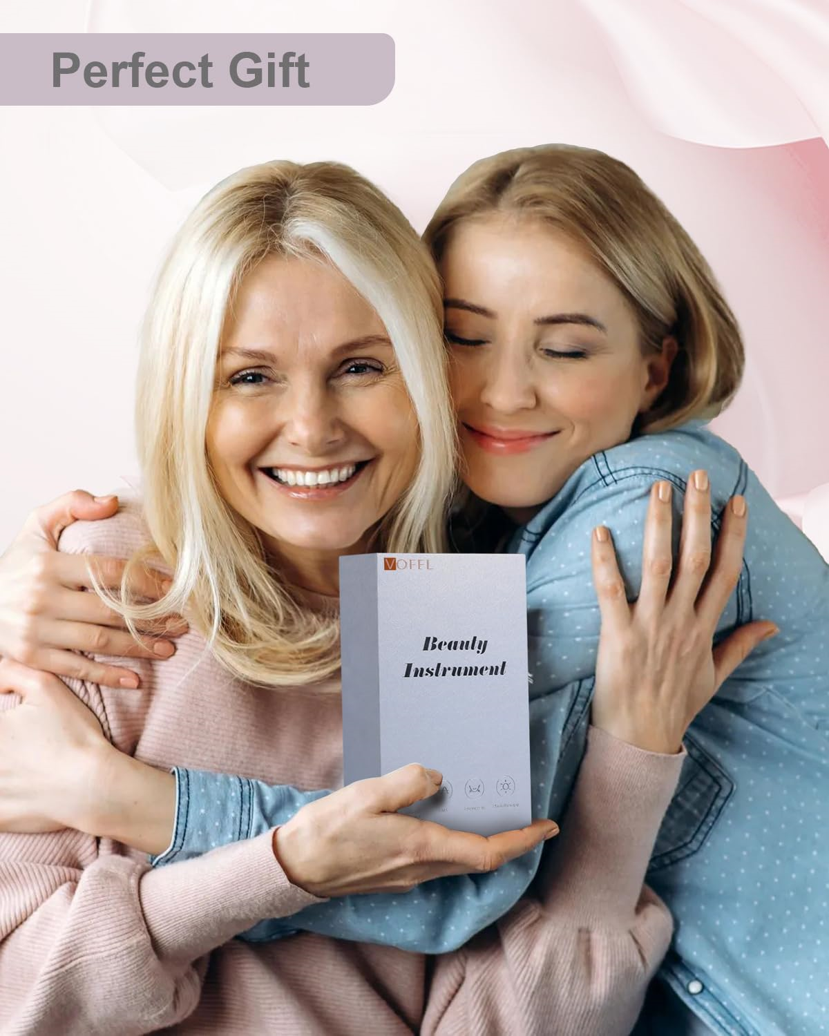 Zwei Frauen lächeln und halten eine silberne Box mit der Aufschrift: Beauty Instrument.