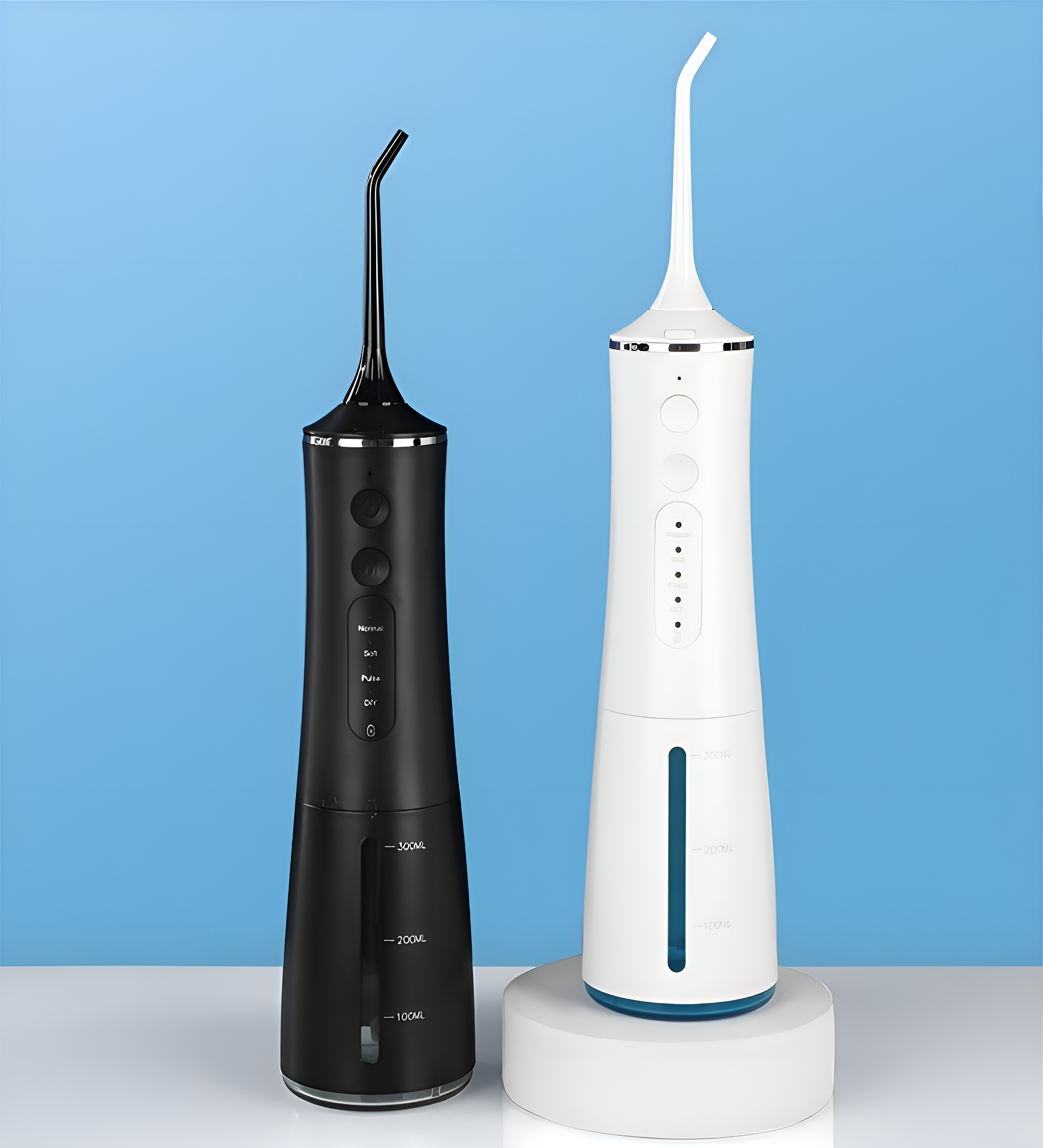 Zwei schwarze und weiße Wasserflosser vor blauem Hintergrund und weißem Ständer.