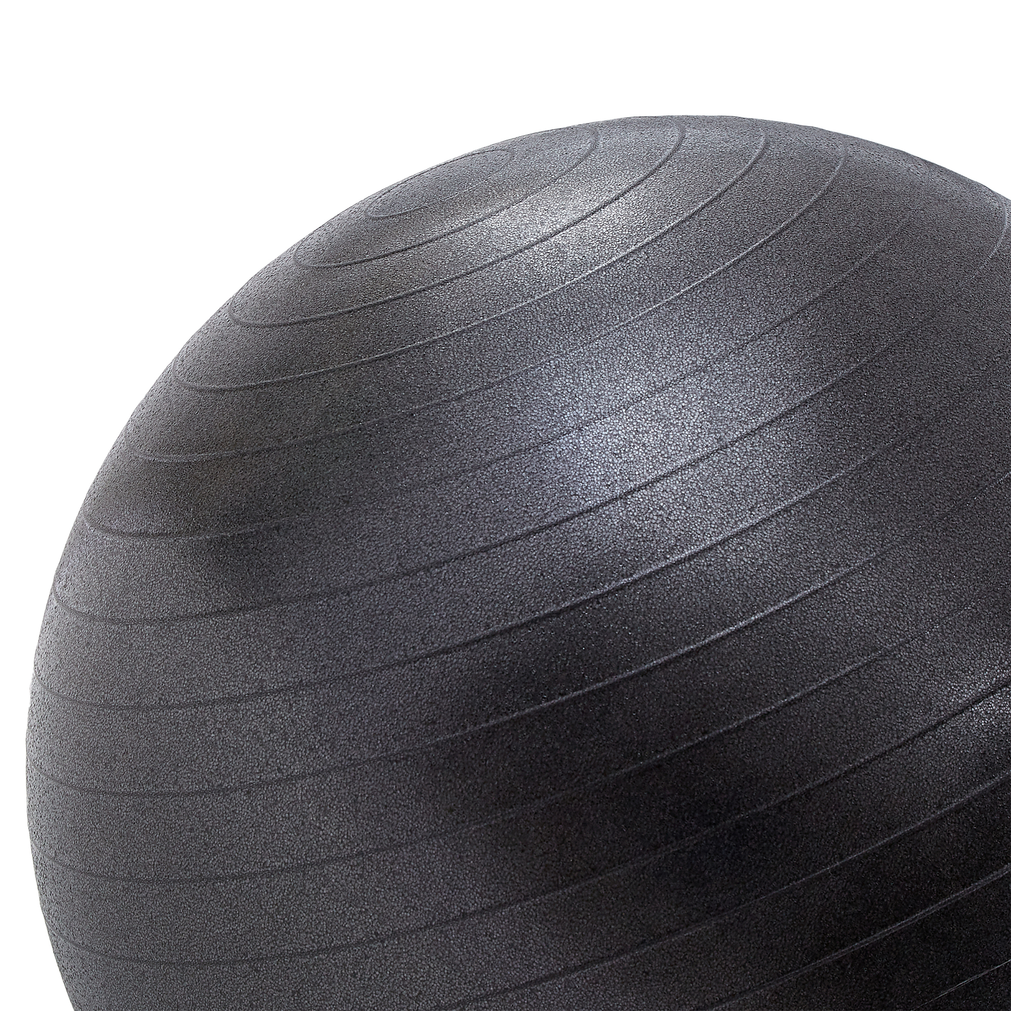 Ein schwarzer Gymnastikball mit Rillen, isoliert auf weißem Hintergrund.