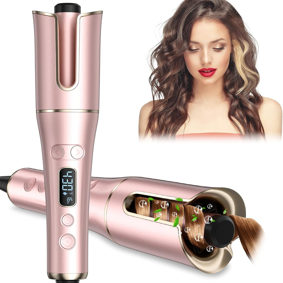 Roségoldener Lockenstab mit Digitalanzeige. Im Hintergrund eine Frau mit lockigem Haar.