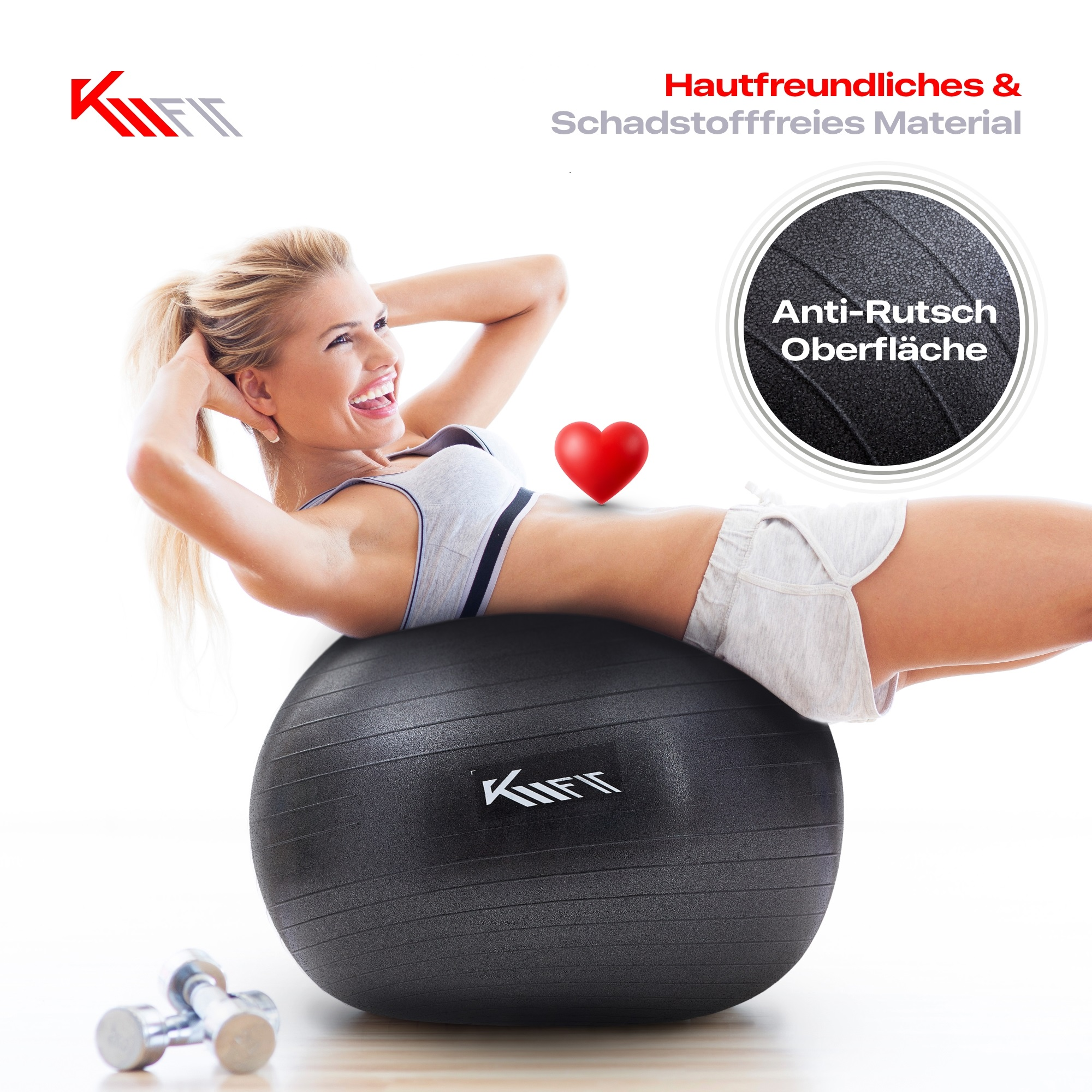 Eine Frau auf einem schwarzen Gymnastikball, macht Crunches. Hanteln liegen auf dem Boden.