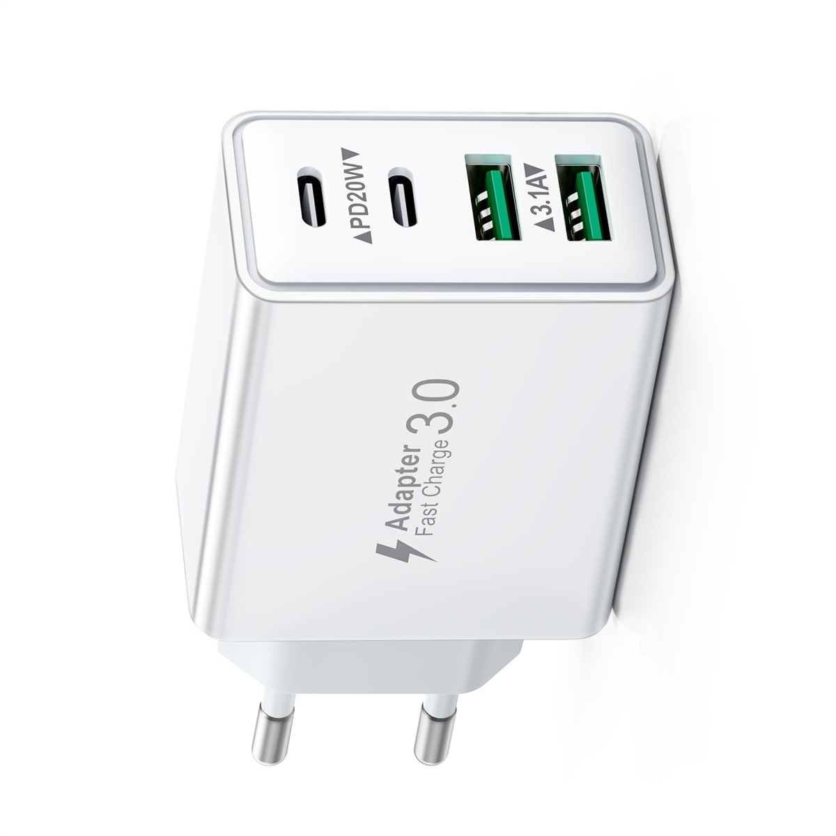 Weißes Schnellladegerät mit drei USB-Anschlüssen und Stecker, weißer Hintergrund.