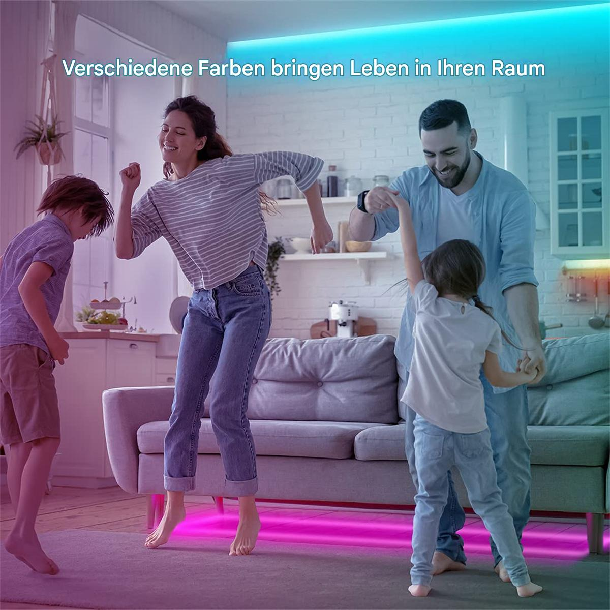Eine Familie tanzt in einem Wohnzimmer mit farbigen LED-Leuchten. Die Szene zeigt ein Paar mit zwei Kindern, die die Lichter genießen.