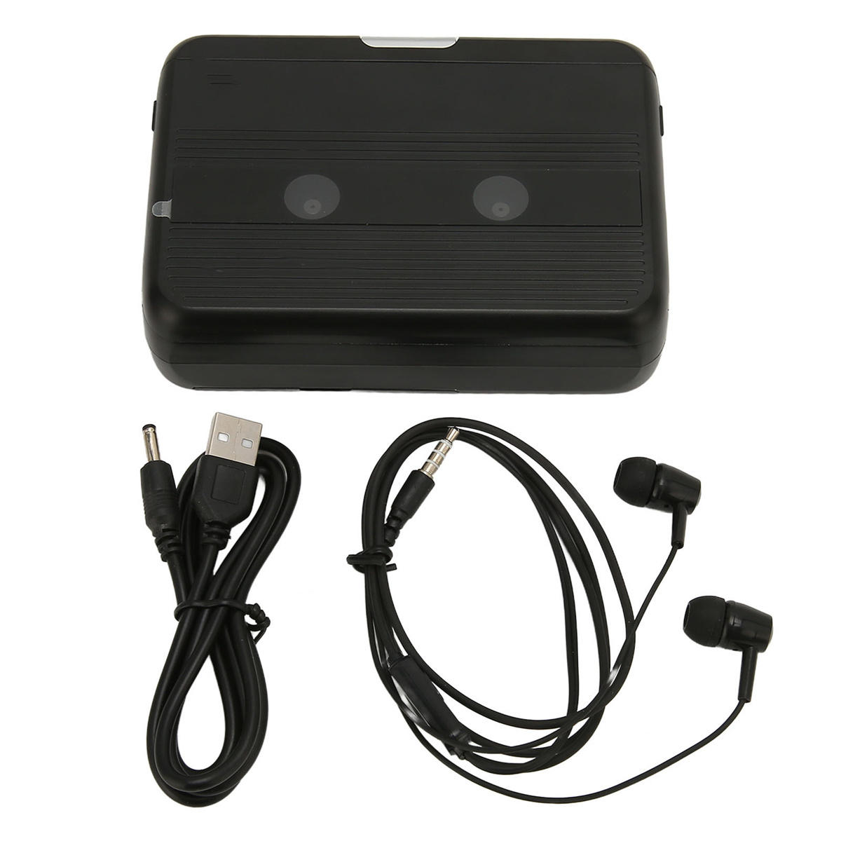 Schwarzer Kassettenplayer mit USB-Kabel und Kopfhörern.