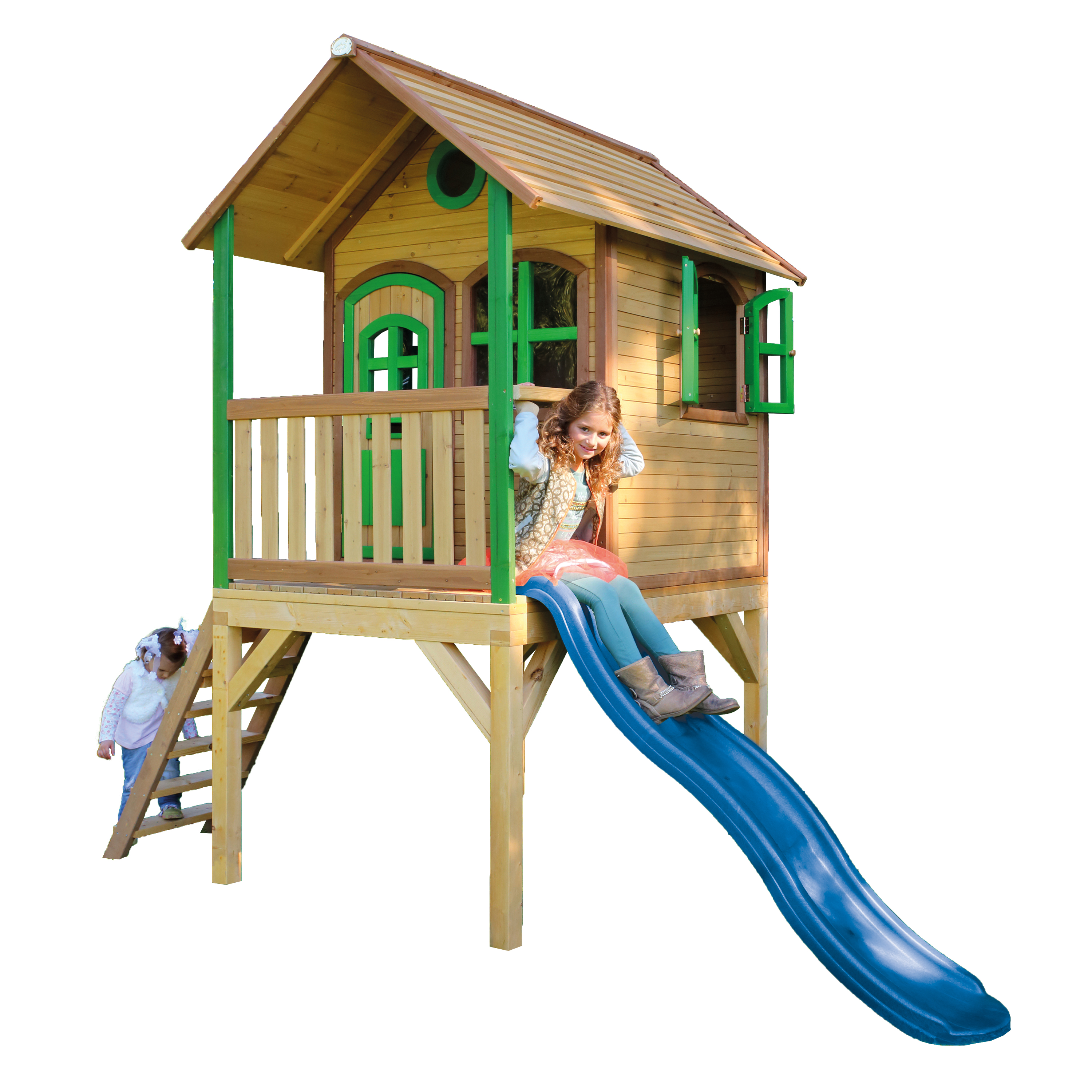 Ein hölzernes Spielhaus mit Rutsche und zwei spielenden Kindern. Eines ist auf der Rutsche, das andere auf der Treppe.