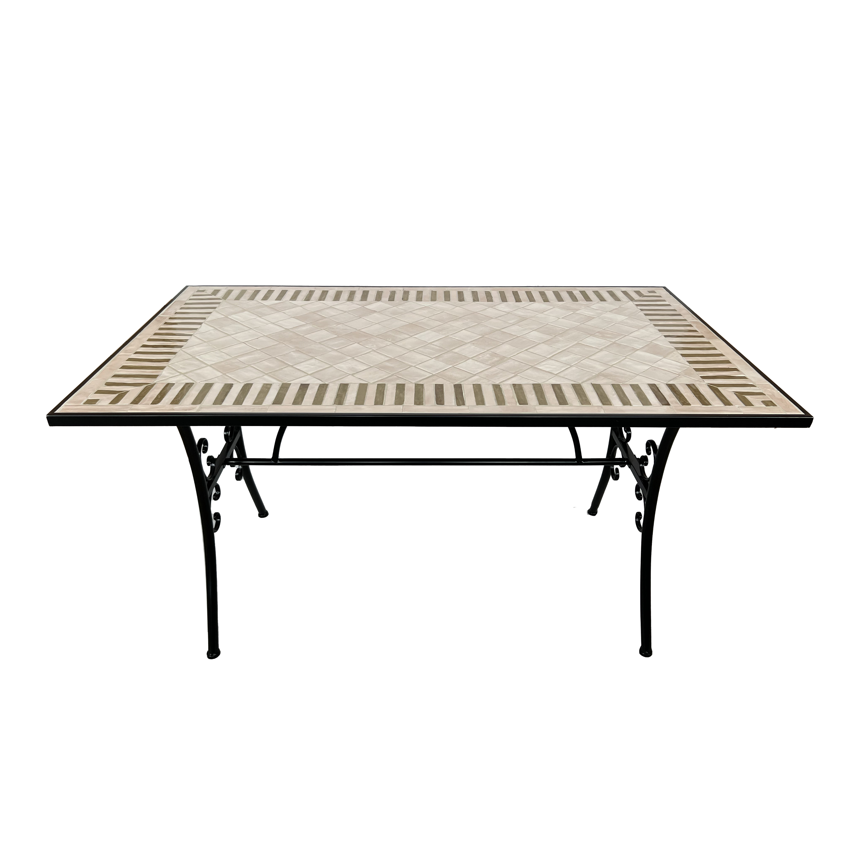 Rechteckiger Gartentisch mit gefliester Platte und schwarzen Metallbeinen. Er steht auf weißem Hintergrund.