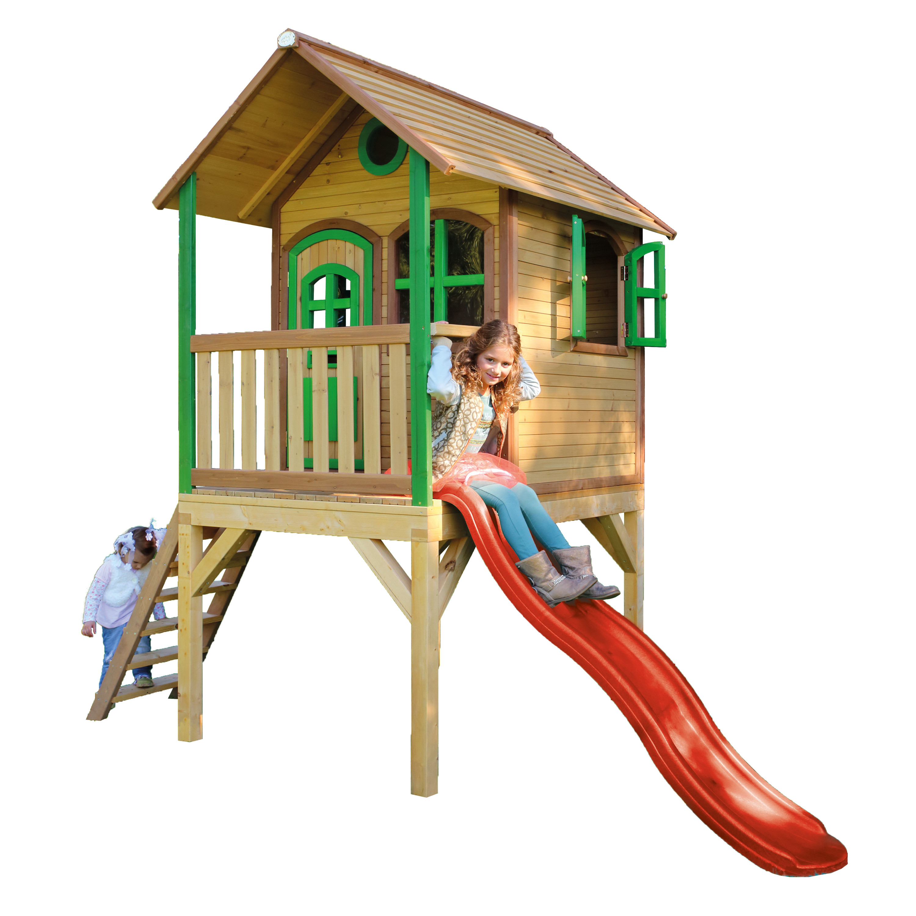 Holzspielhaus mit Rutsche und zwei spielenden Kindern. Eines rutscht die Rutsche hinunter.