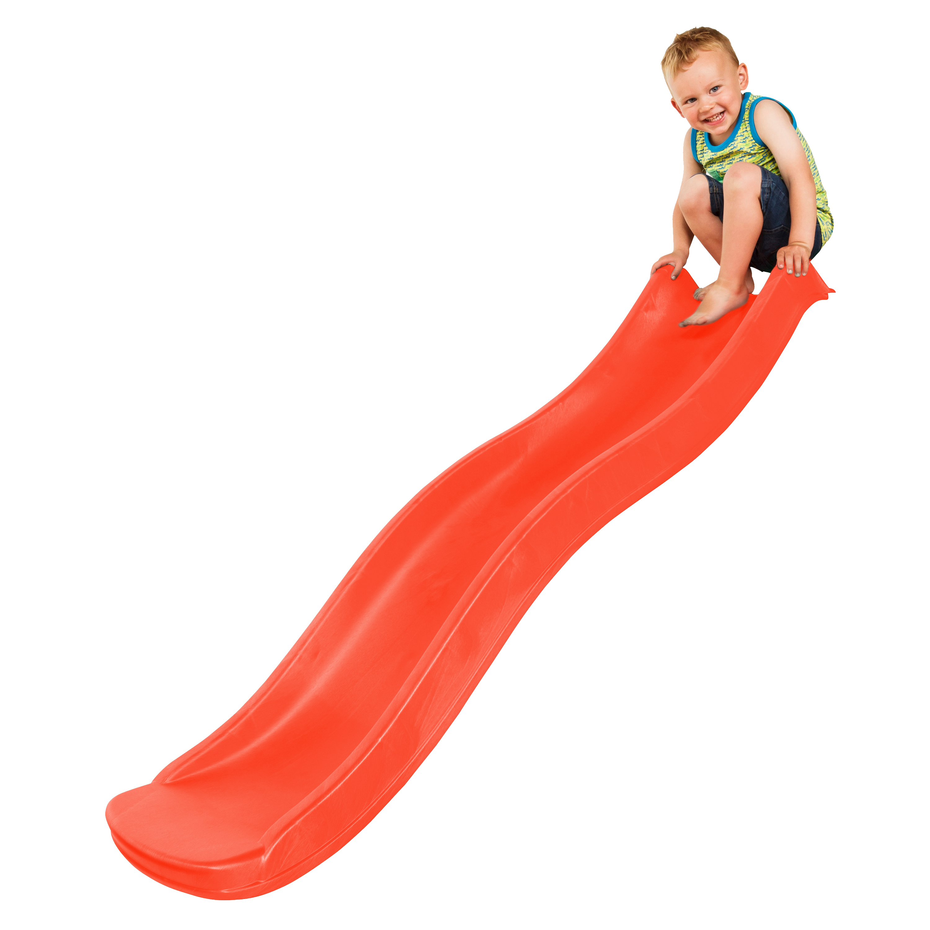 Ein Kind sitzt auf einer orangefarbenen Rutsche. Die Rutsche ist abgewinkelt und vor weißem Hintergrund isoliert.
