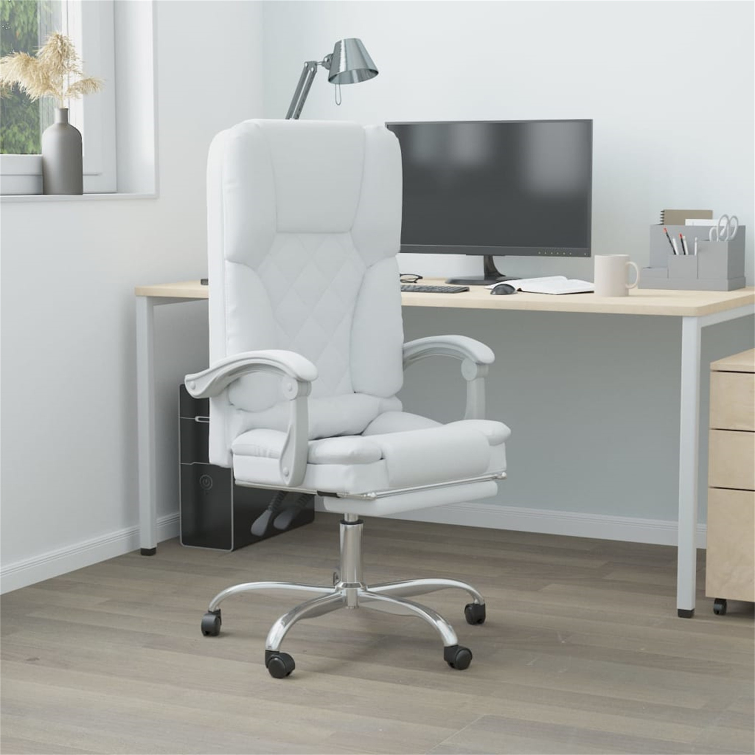 Weißer Leder-Bürostuhl in einem Home-Office-Setting mit Schreibtisch und Monitor.