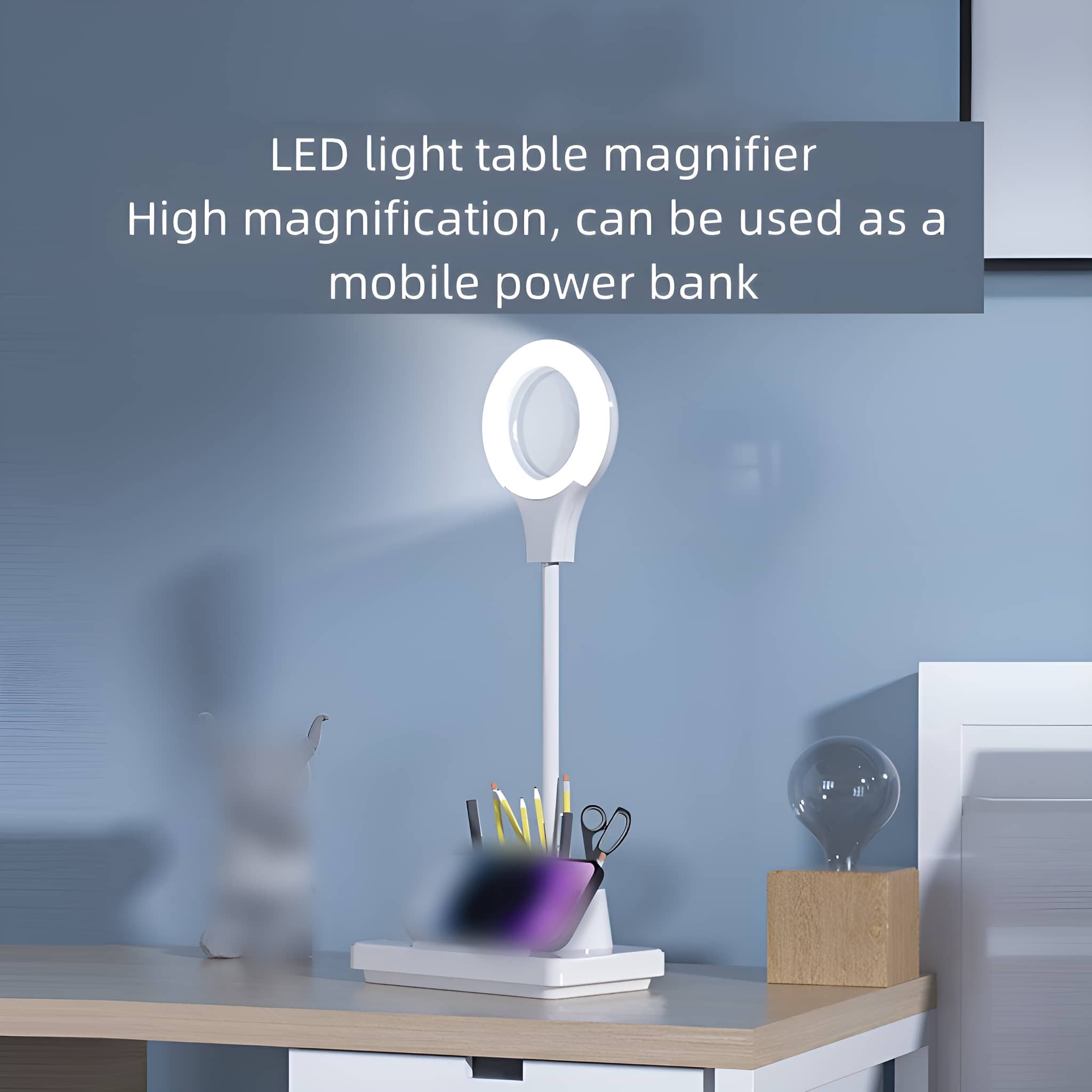 Schreibtischlampe mit Lupe. Sie hat einen weißen Sockel und einen Lichtring.