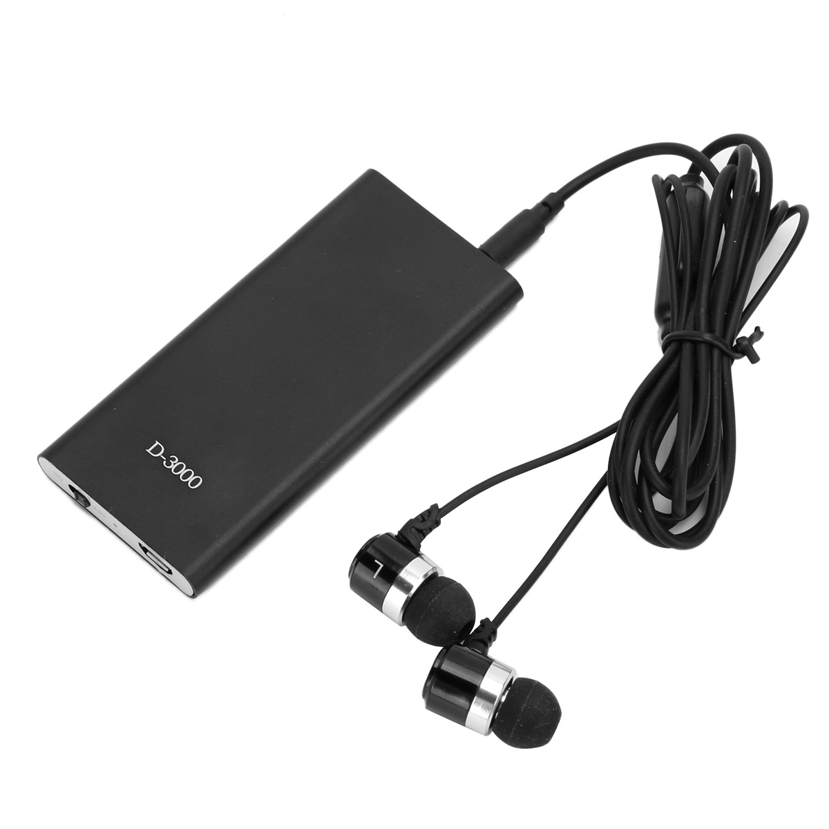 Schwarze Powerbank mit Kopfhörerkabeln und Kopfhörern. Der Text 'D-3000' auf der Powerbank.