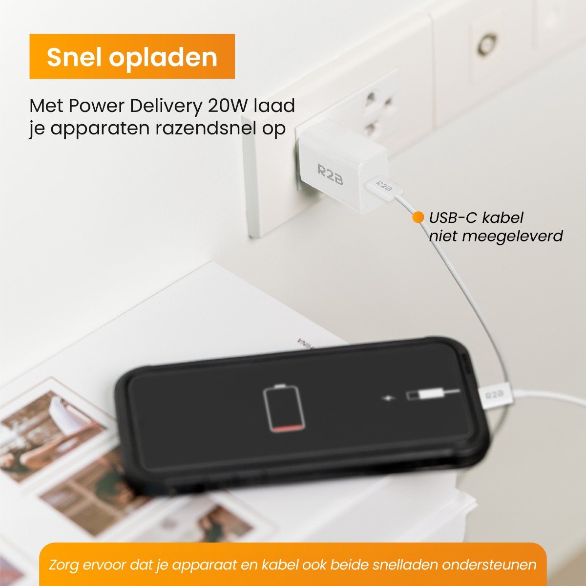 Weißes Ladegerät in einer Steckdose, lädt ein Telefon. Text: Schnellladen. USB-C-Kabel nicht enthalten.