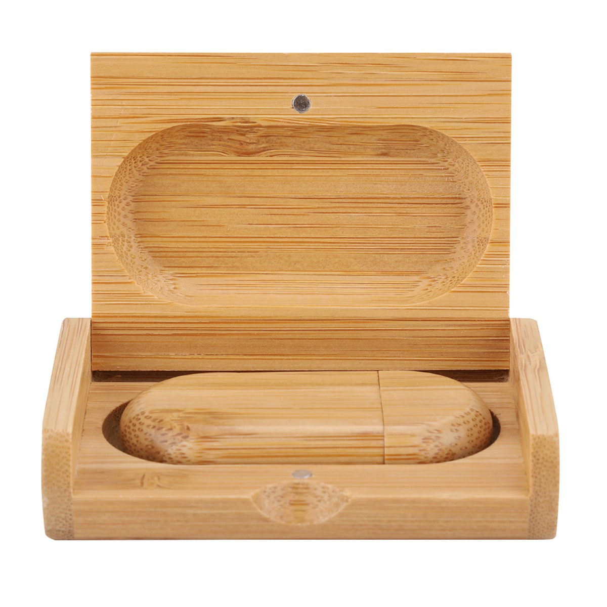 Holzkiste mit einem USB-Stick aus Holz. Die Box ist geöffnet.