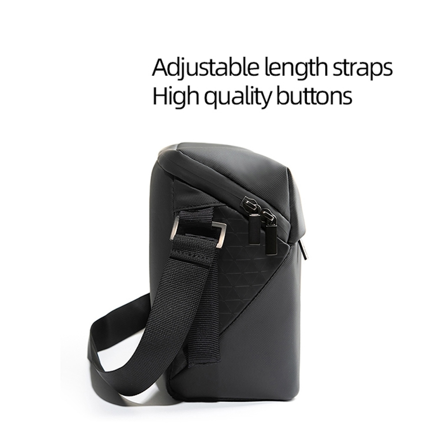 Schwarze Tasche mit verstellbaren Riemen und hochwertigen Knöpfen. Seitenansicht.