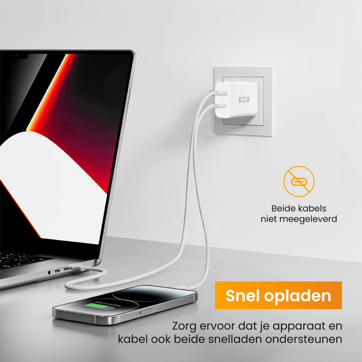 Ein Laptop und ein Smartphone, die mit einem weißen Ladegerät aufgeladen werden, das in einer Steckdose steckt.