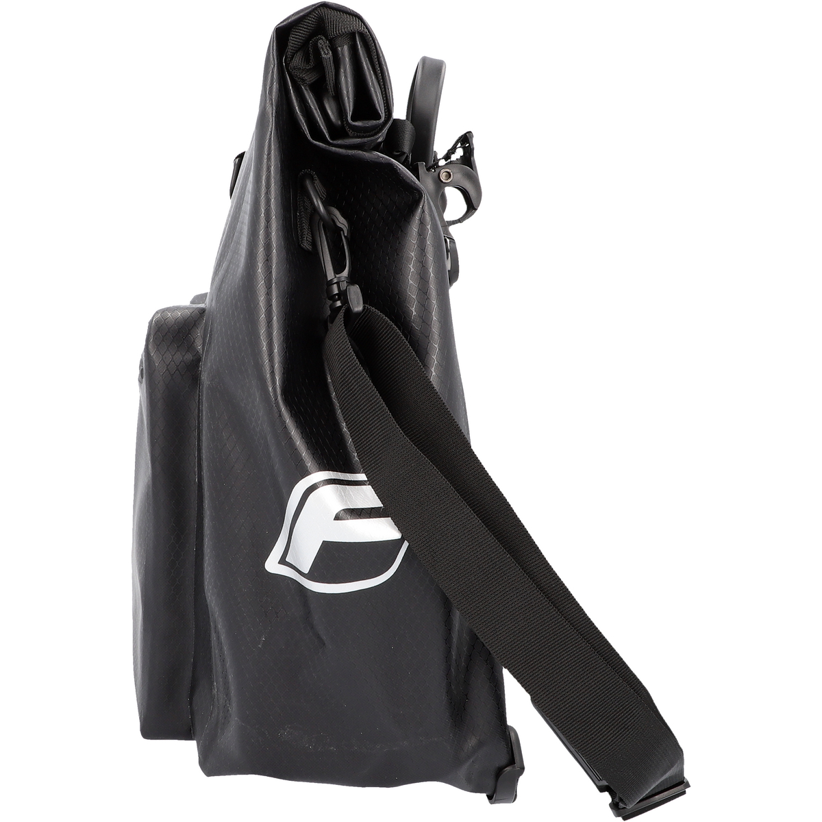 Schwarze wasserdichte Tasche mit Schultergurt und weißem Logo. Die Tasche ist oben eingerollt.