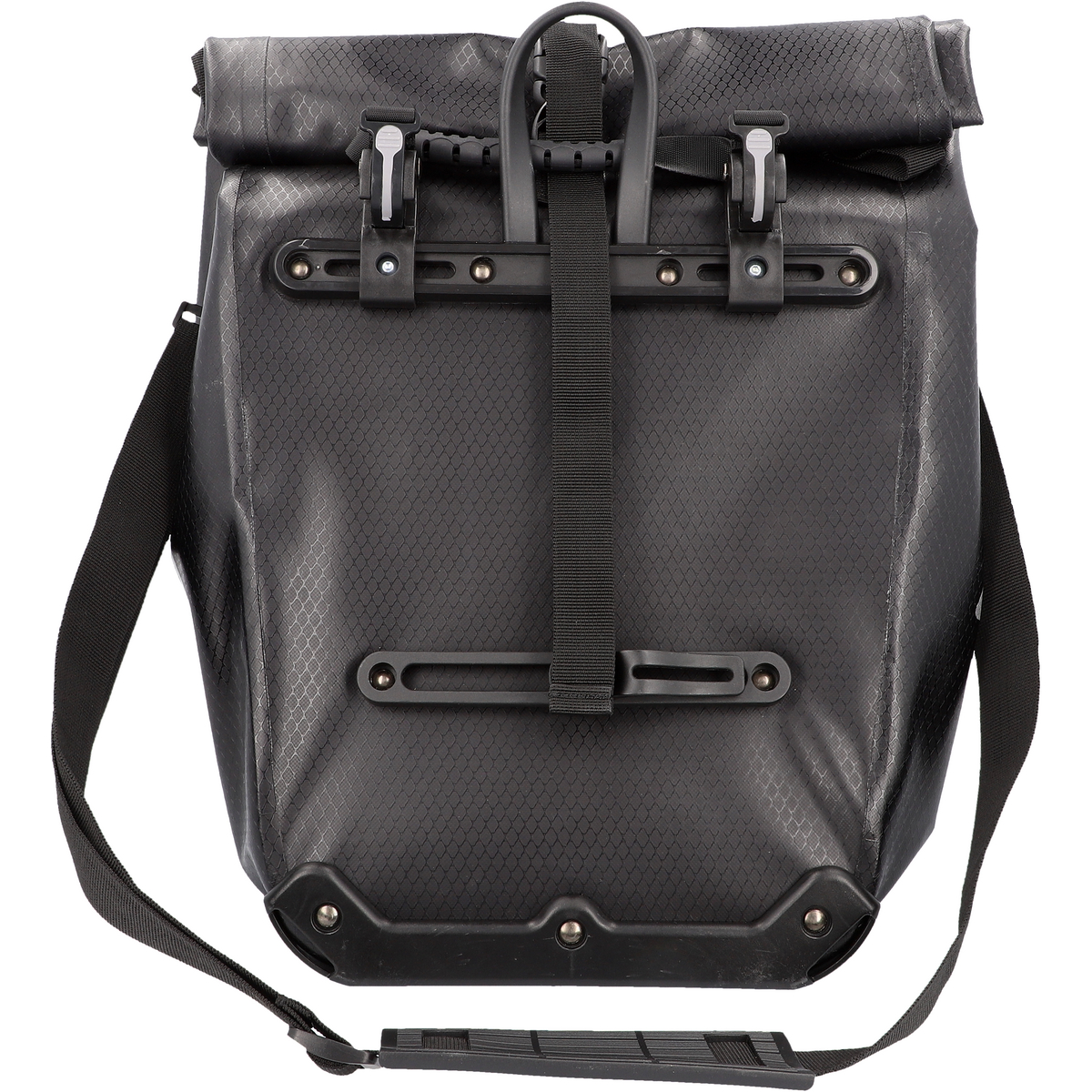 Eine schwarze Fahrradpacktasche mit Riemen, Schnallen und einem Griff wird gezeigt.