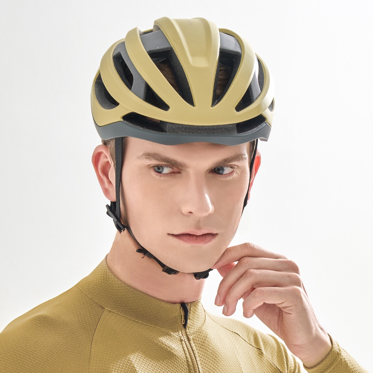 Ein Mann mit einem gelb-grauen Fahrradhelm, der zur Seite blickt.