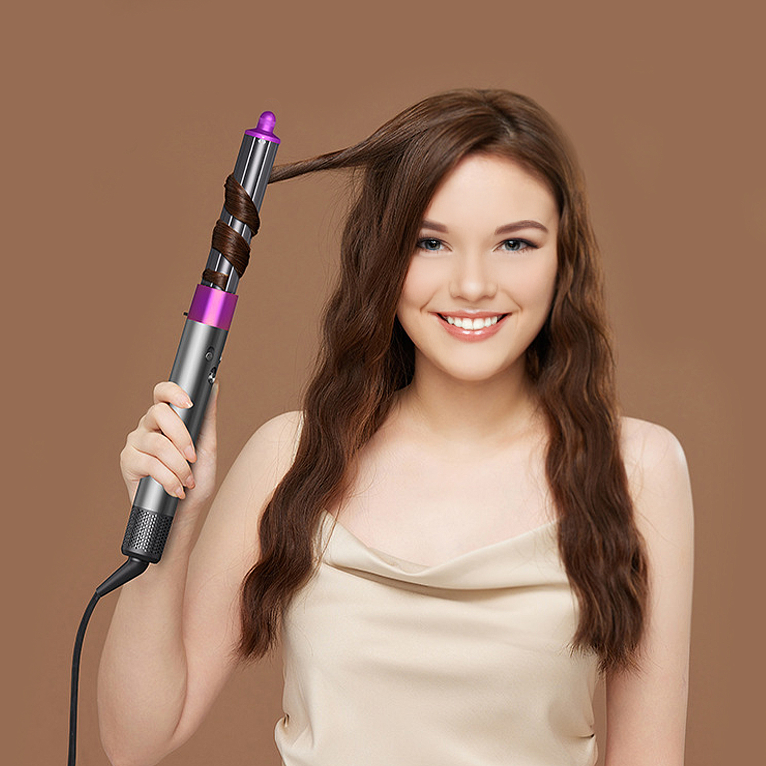 Una donna si arriccia i capelli con uno styler. Sorride, capelli castani, top beige, sfondo marrone.