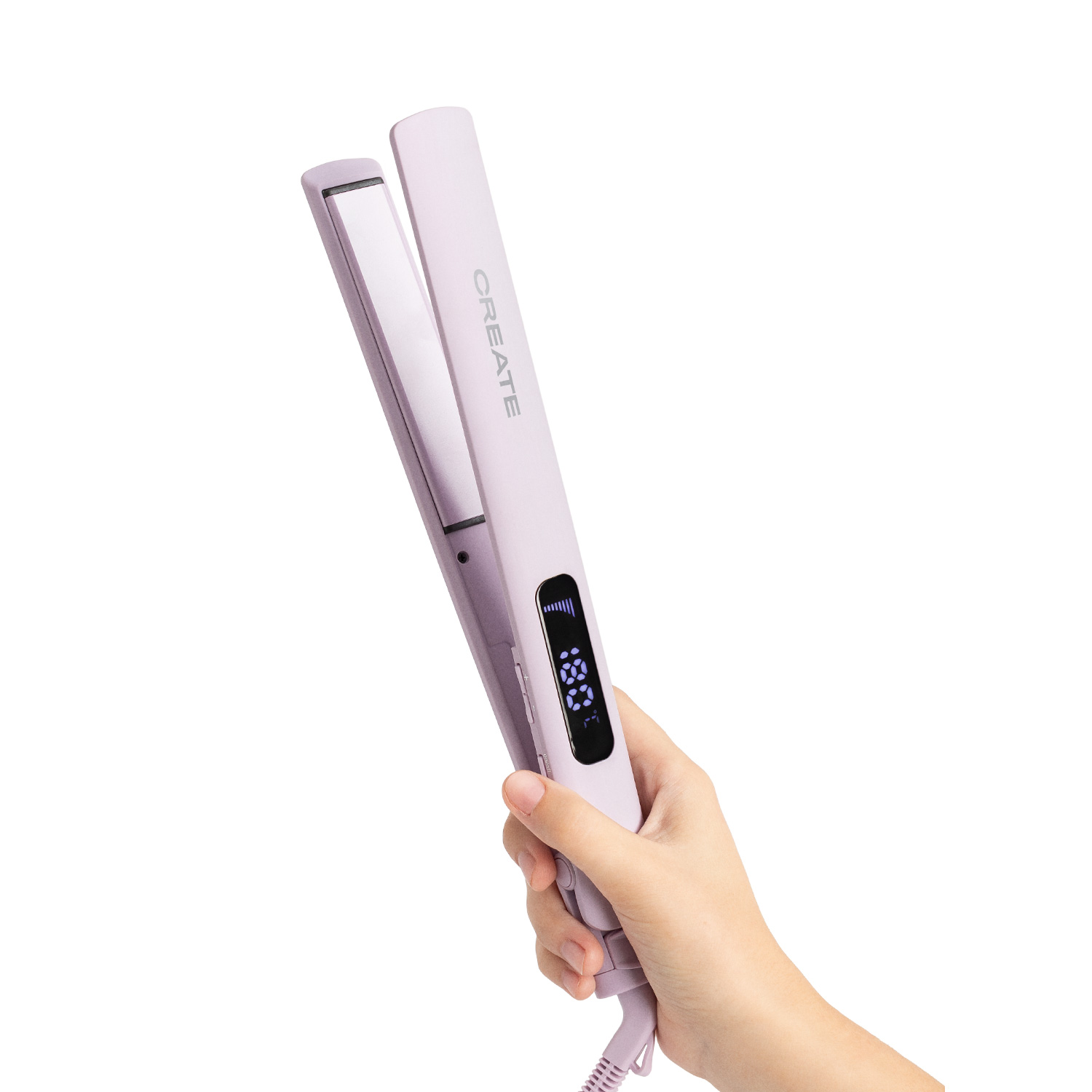 Una persona sosteniendo una plancha para el cabello morada, con la pantalla digital visible.