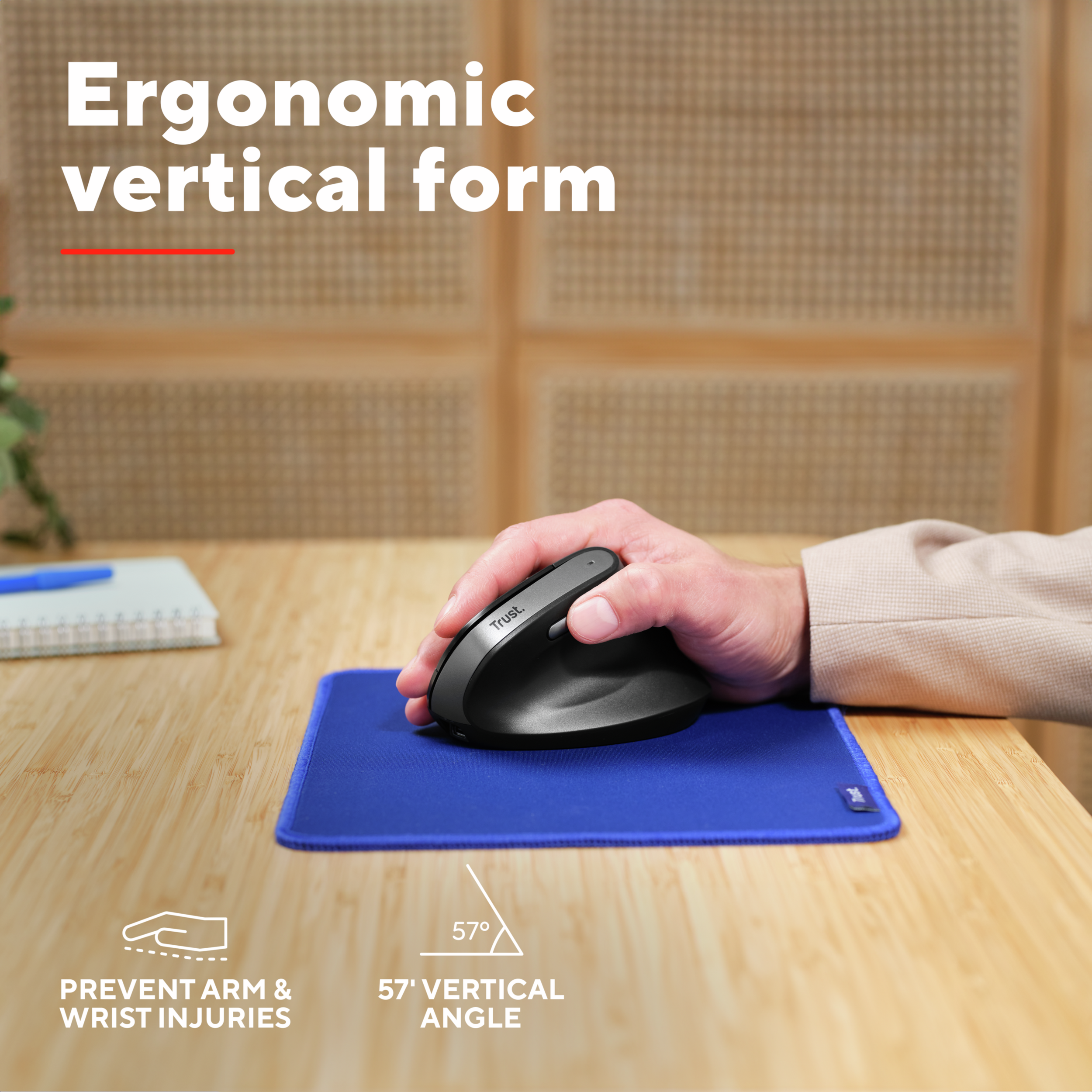 Een persoon die een verticale ergonomische muis gebruikt op een blauwe muismat, met tekst over polsblessures.