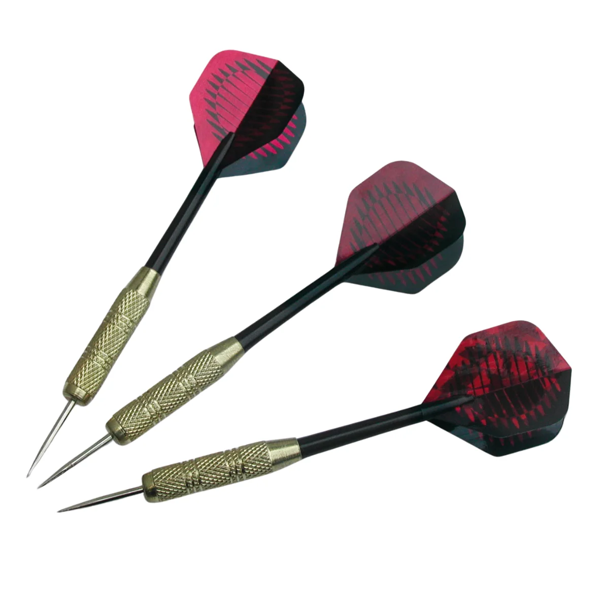 Drie darts met zwarte en rode flights liggen op een wit oppervlak, omhoog gericht.