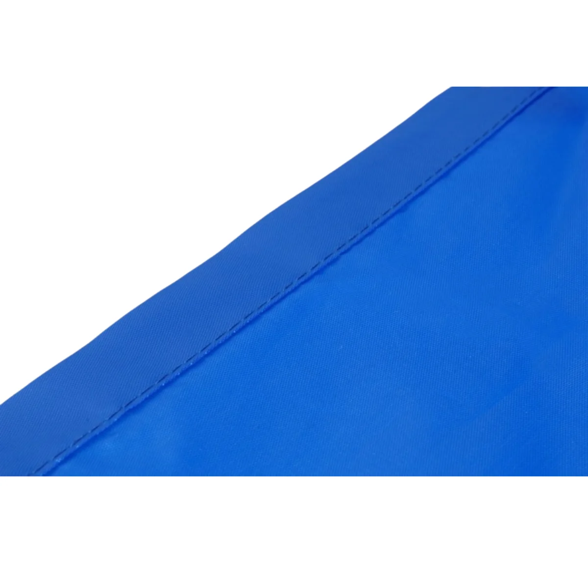 Gros plan sur un bord de tissu bleu avec une couture, sur fond blanc.