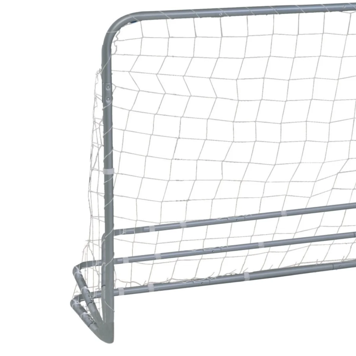 Una porta da calcio con una rete bianca su sfondo bianco. Il telaio è grigio metallizzato.