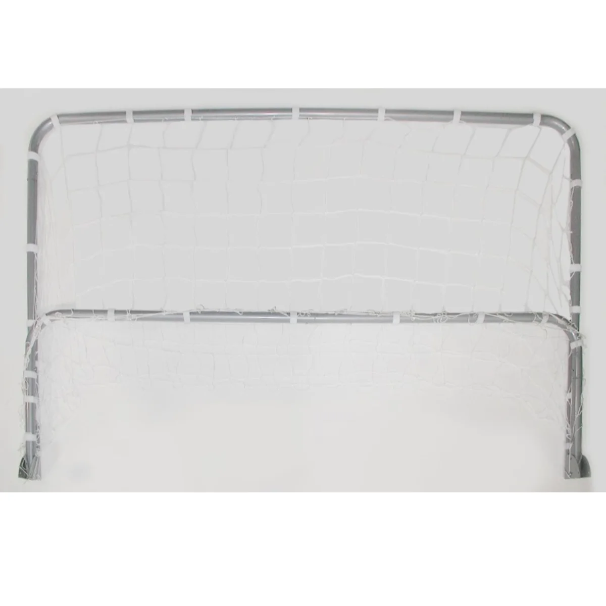 Porta da calcio con rete bianca e struttura argentata.