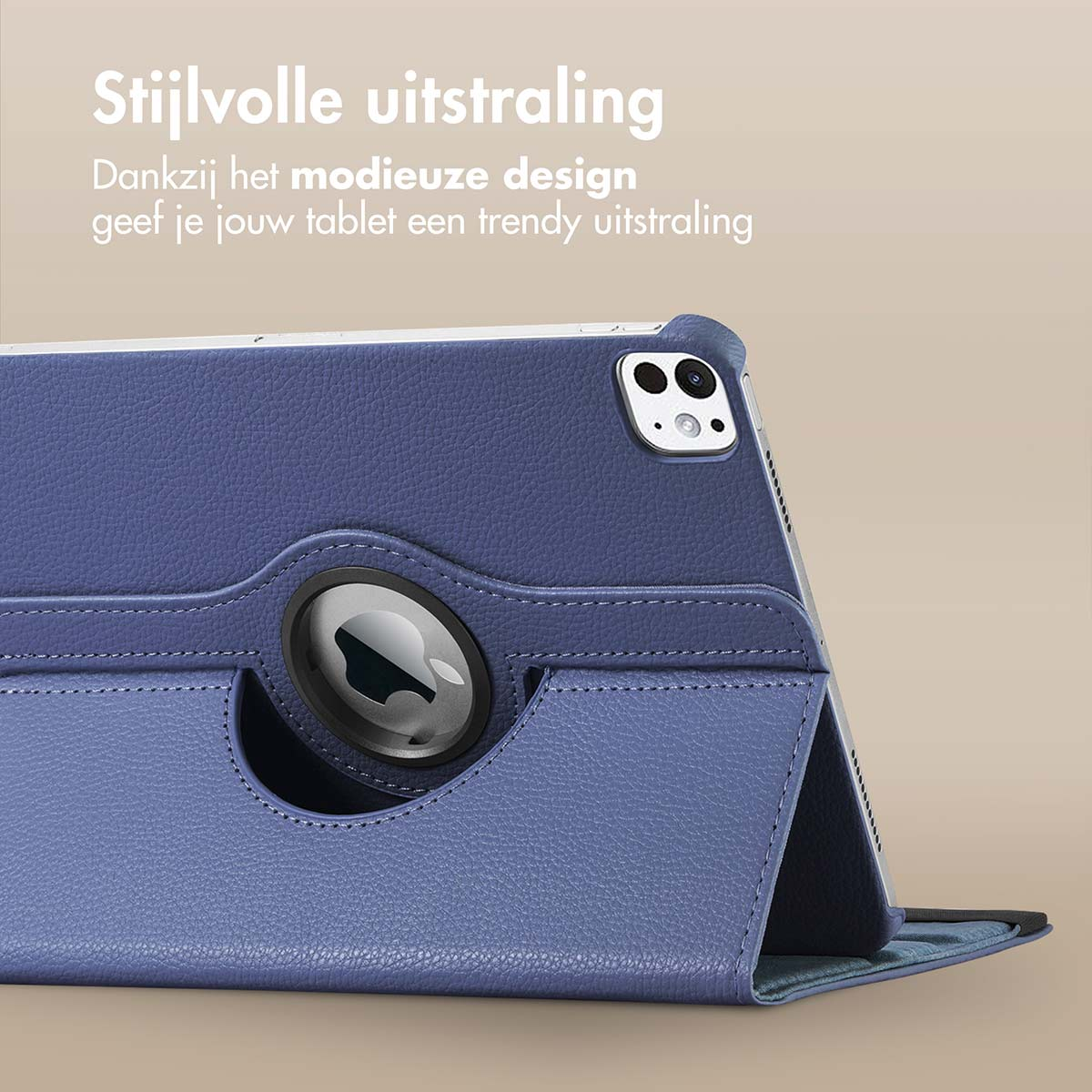 Blauwe tablethoes met een tablet erin. De hoes is open en in een gedraaide positie. De achtergrond is beige.