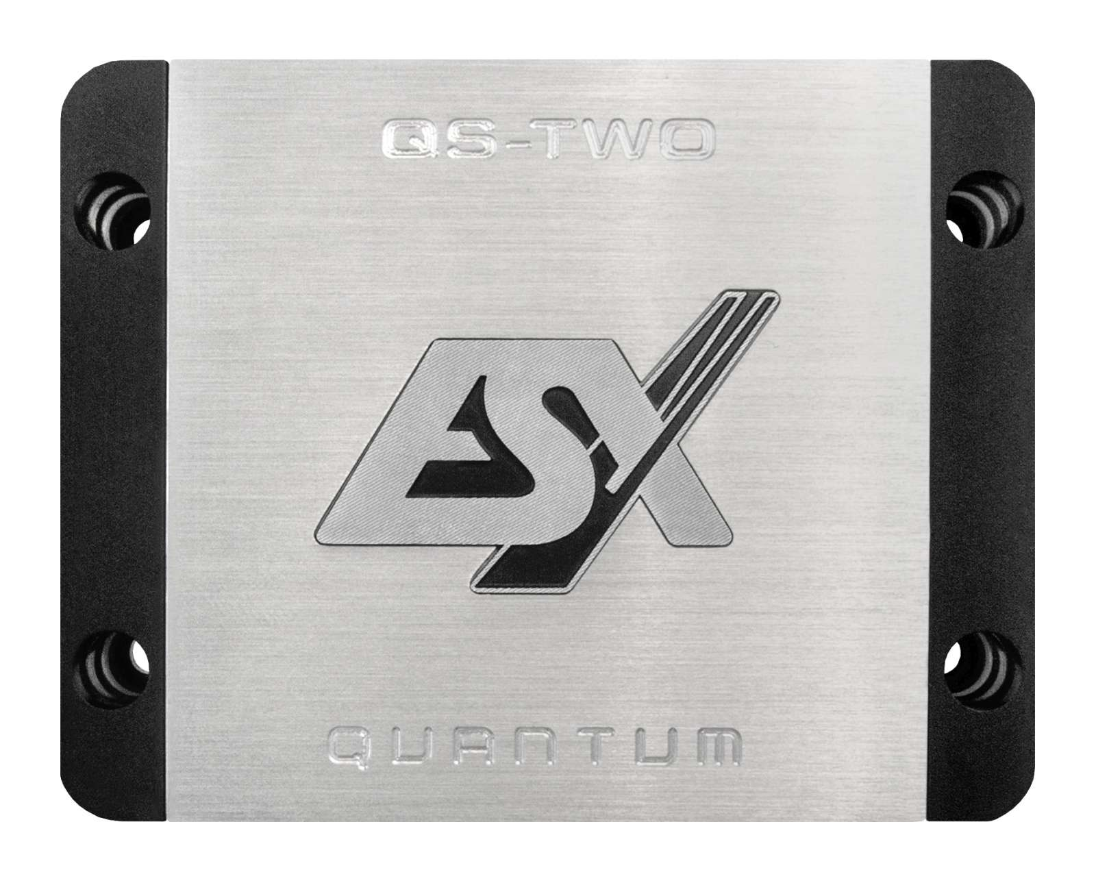 Eine Metallplatte mit dem Text 'QS-TWO' und 'QUANTUM' und einem 'AS'-Logo.