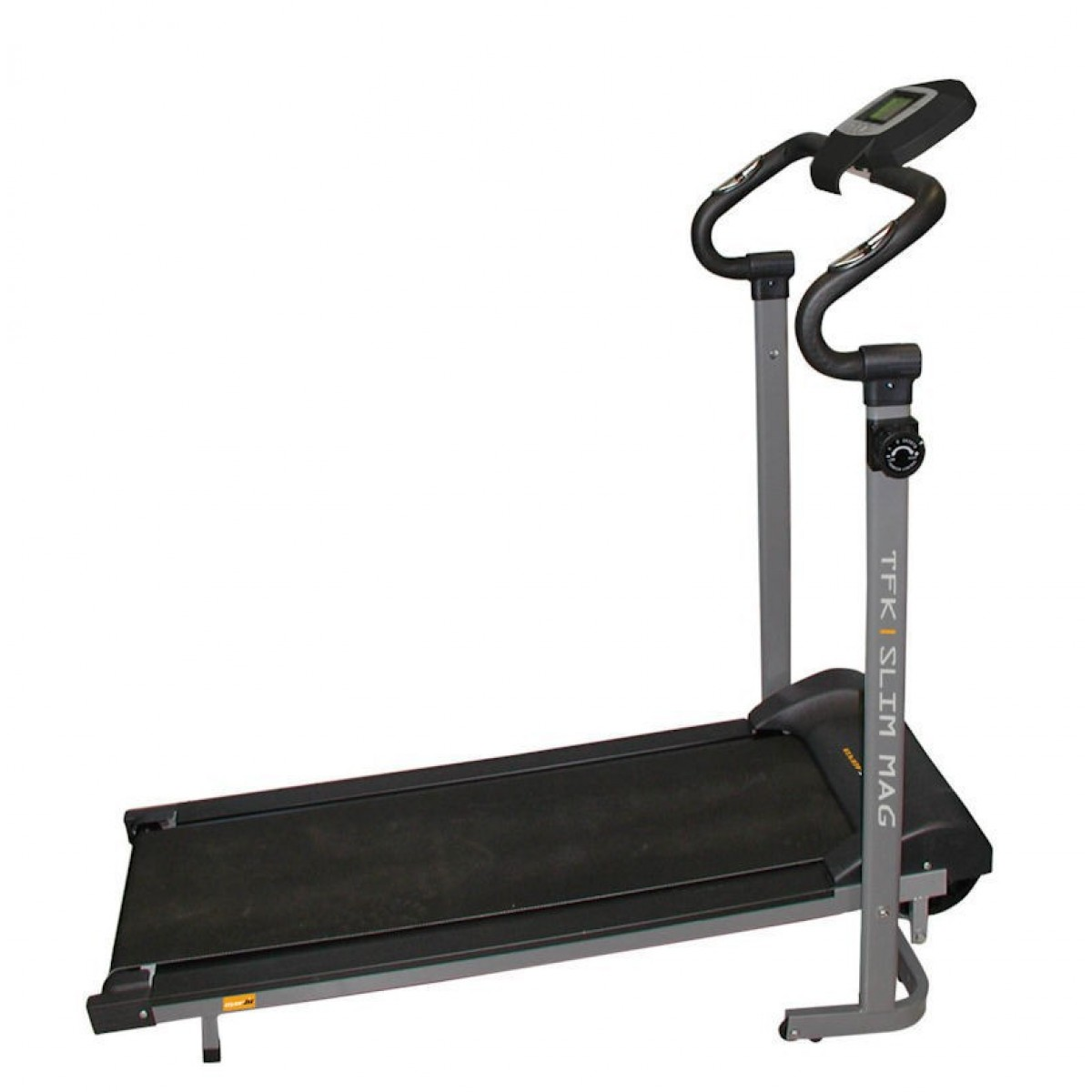 Un tapis roulant con un nastro da corsa nero e supporti grigi. È su sfondo bianco.