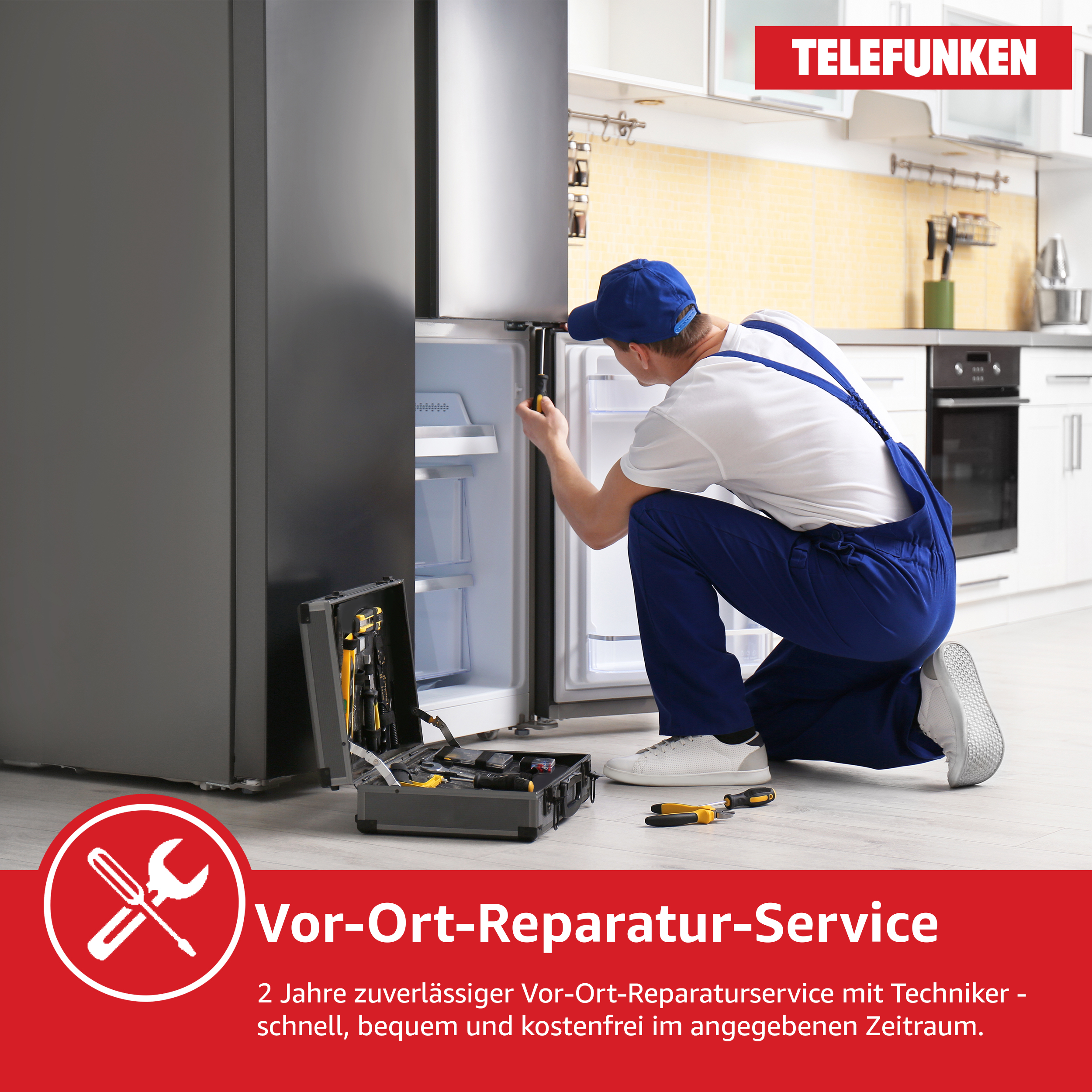 Ein Reparateur in einem blauen Overall arbeitet an einem Kühlschrank. Eine Werkzeugkiste und Werkzeuge sind in der Nähe.