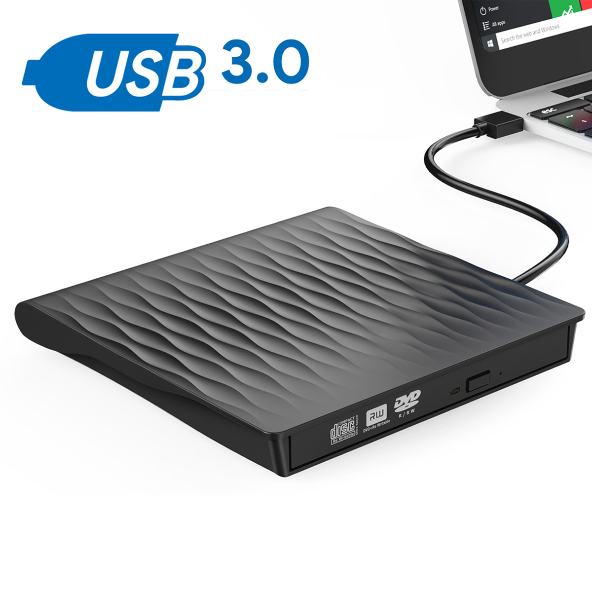 Schwarzes externes DVD-Laufwerk, verbunden mit Laptop über USB-Kabel. Weißer Hintergrund.
