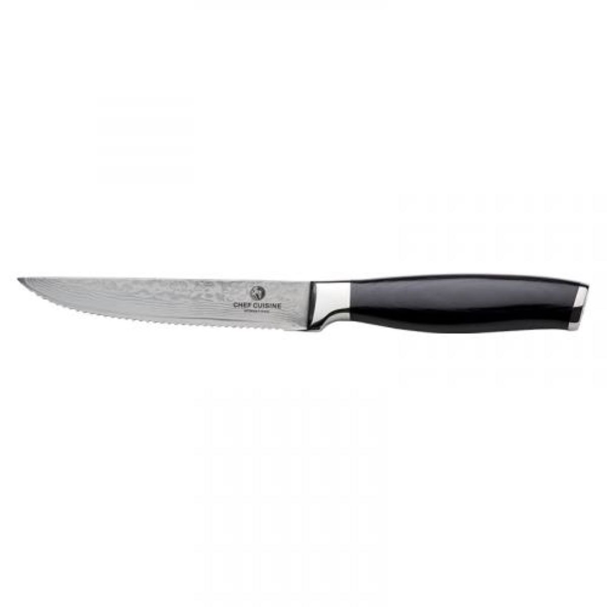 Ein Steakmesser mit schwarzem Griff und gezahnter Klinge. Die Klinge hat ein gemustertes Design.