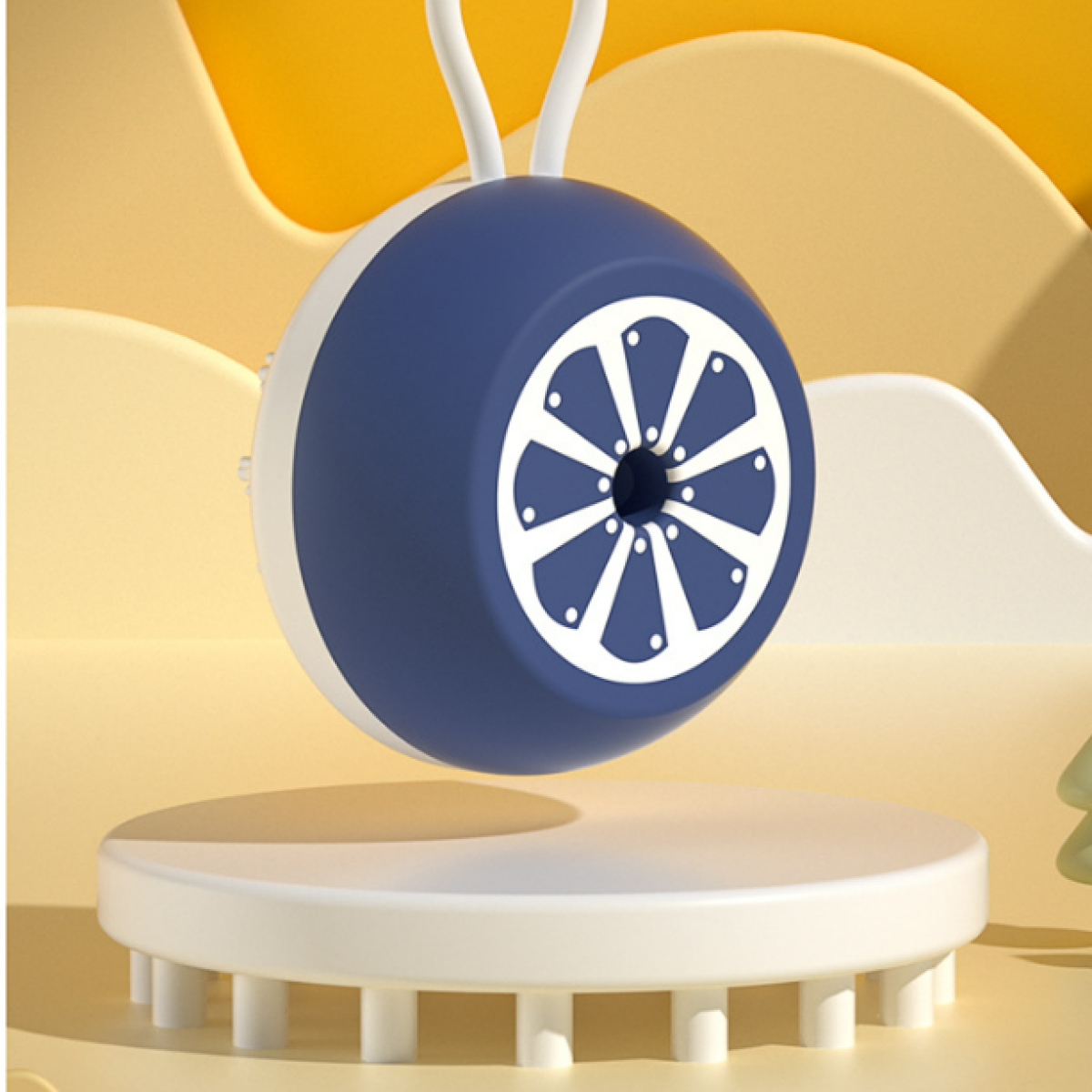 Blau-weißer tragbarer Ventilator mit dekorativer Front und Kordel, auf weißem Podest.