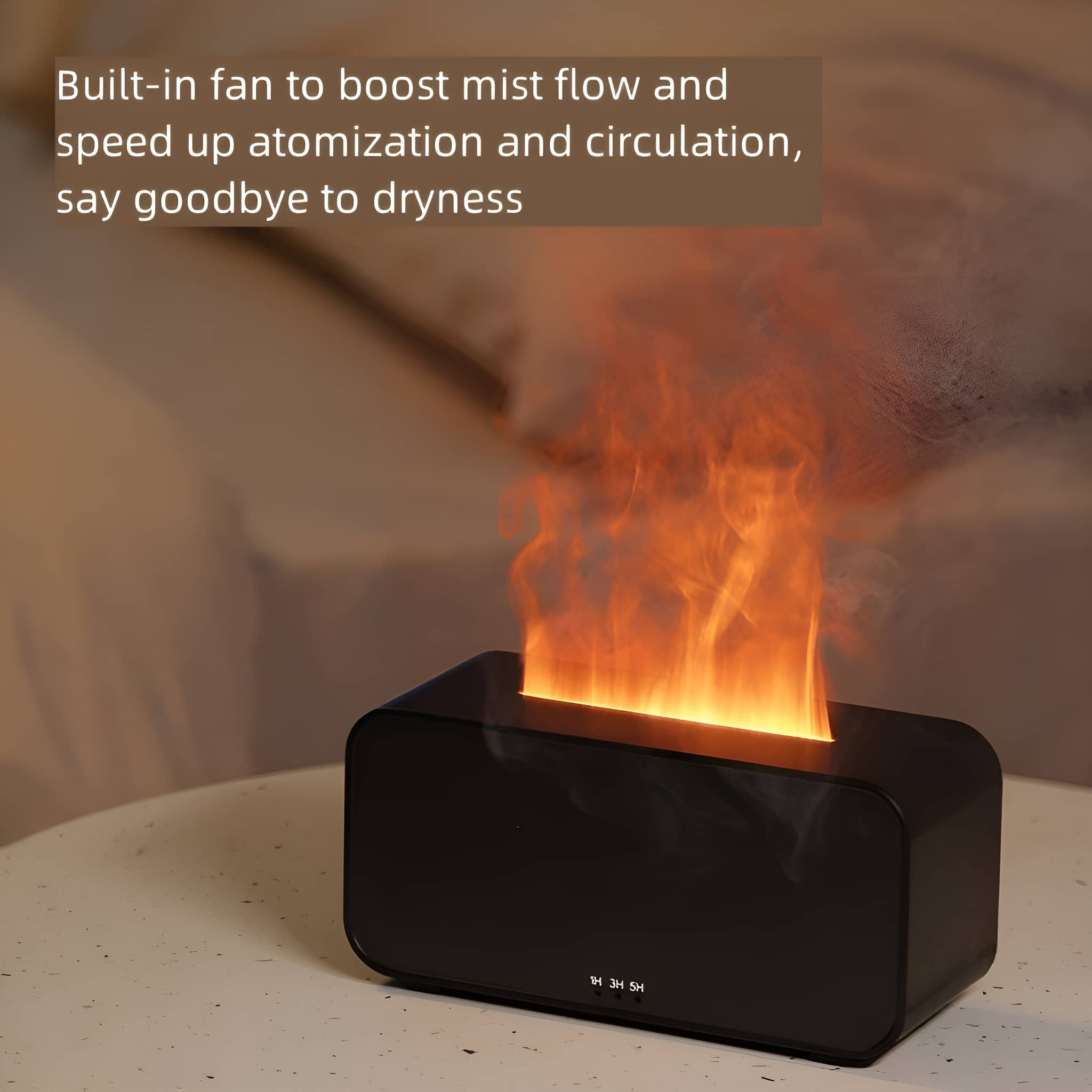 Ein schwarzer Luftbefeuchter mit Flammeneffekt. Das Gerät steht auf einem Tisch. Der Hintergrund ist unscharf.