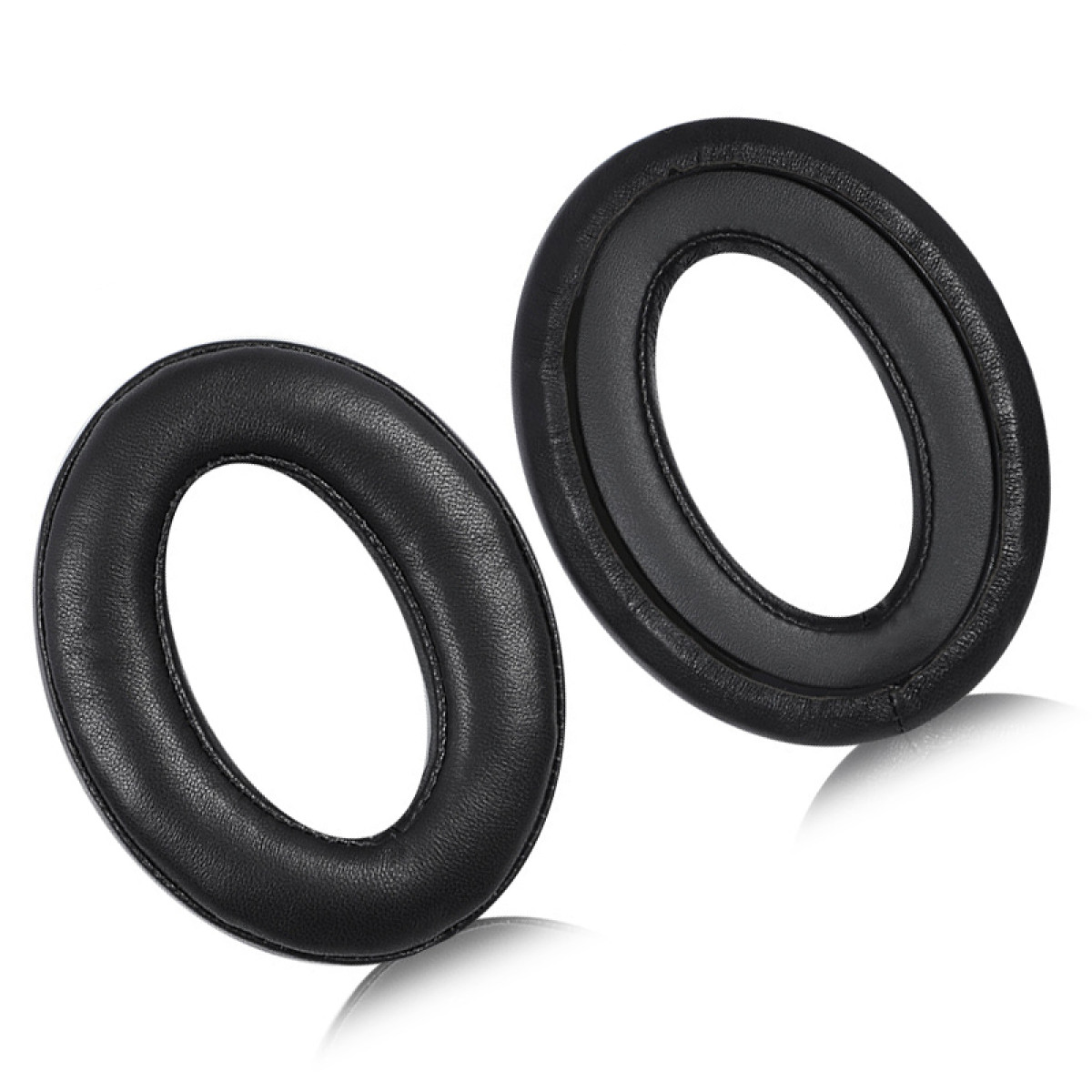 Twee zwarte oorkussens. Ze hebben een cirkelvorm.