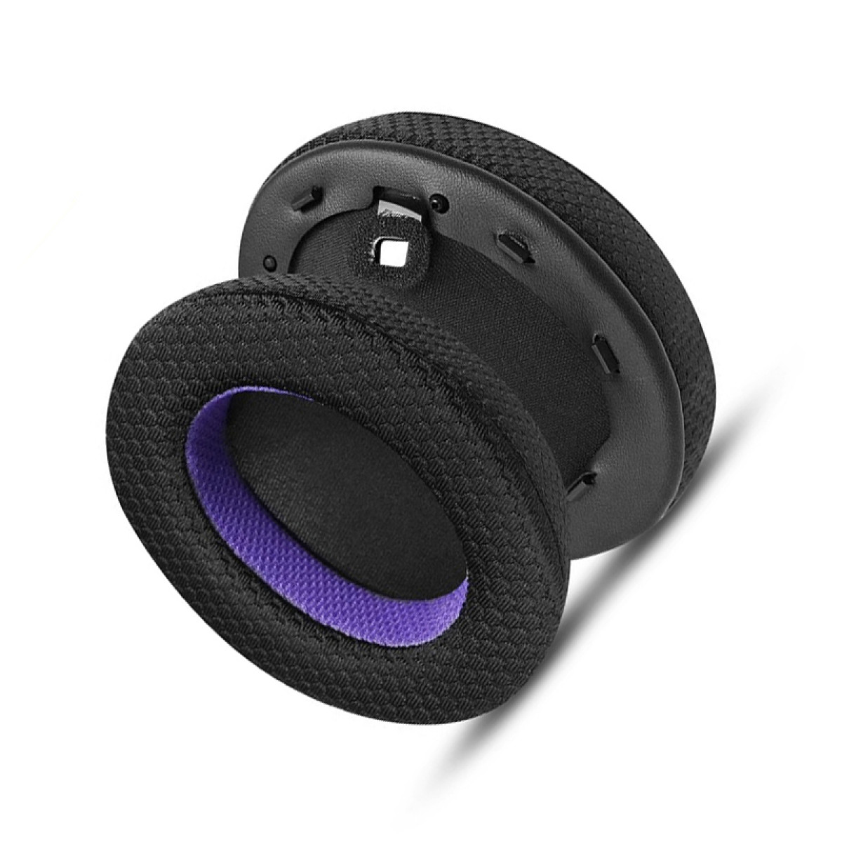Czarne nauszniki słuchawek, jeden z fioletowym detalem z tkaniny, pod kątem na białym tle.