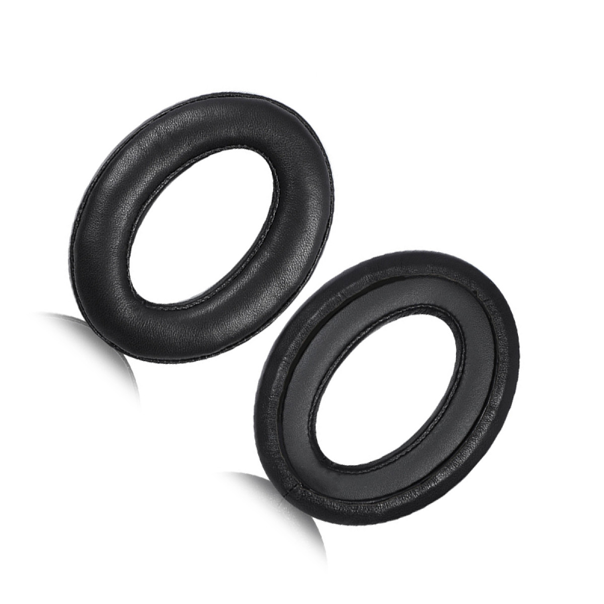 Twee zwarte oorkussens voor koptelefoons, gepresenteerd op een witte achtergrond.