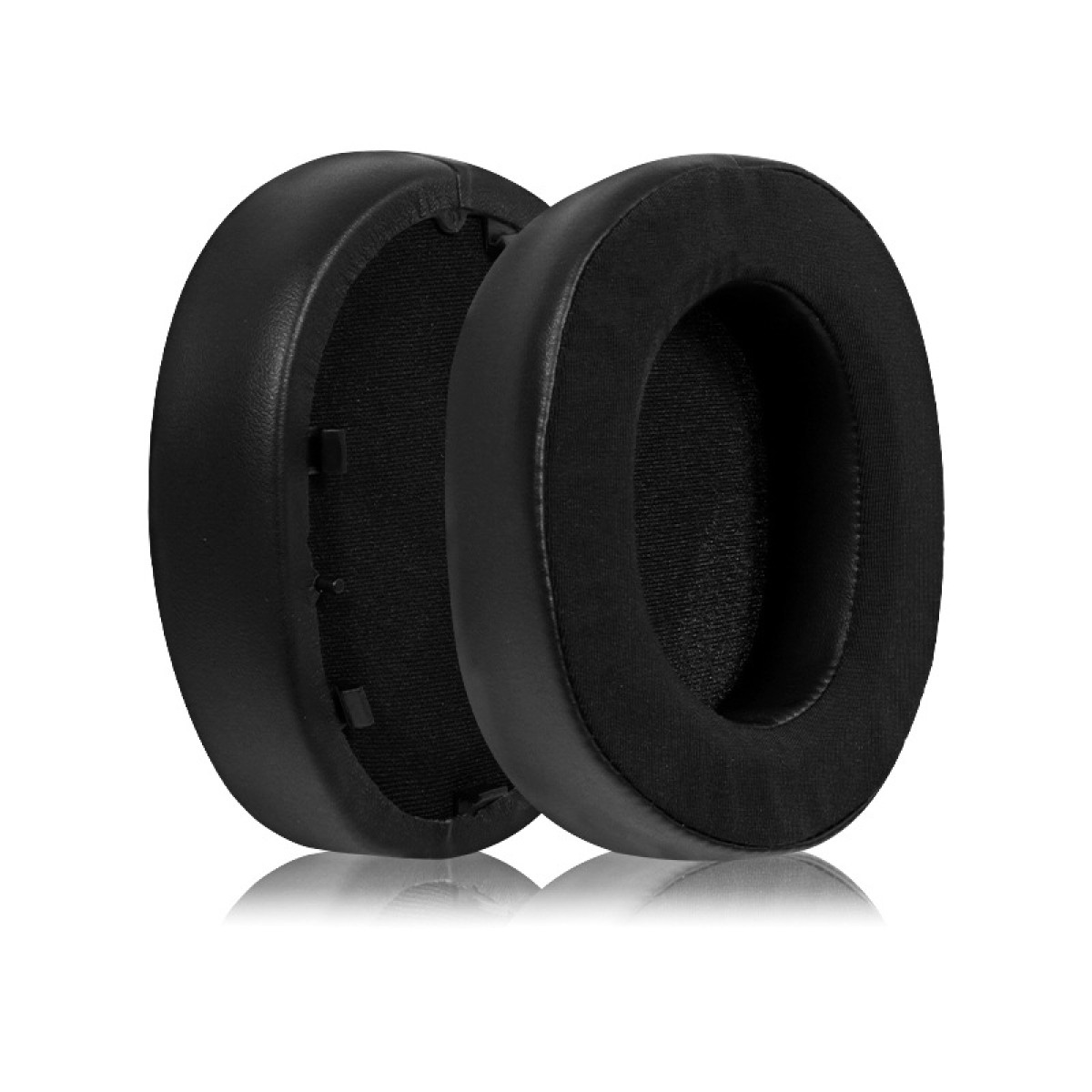 Zwei schwarze Ohrpolster. Schwarzes Leder und schwarzer Stoff.