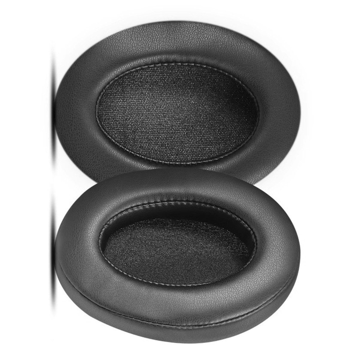 Dwie czarne, okrągłe poduszki na uszy z siateczkowym środkiem. Są na białym tle.