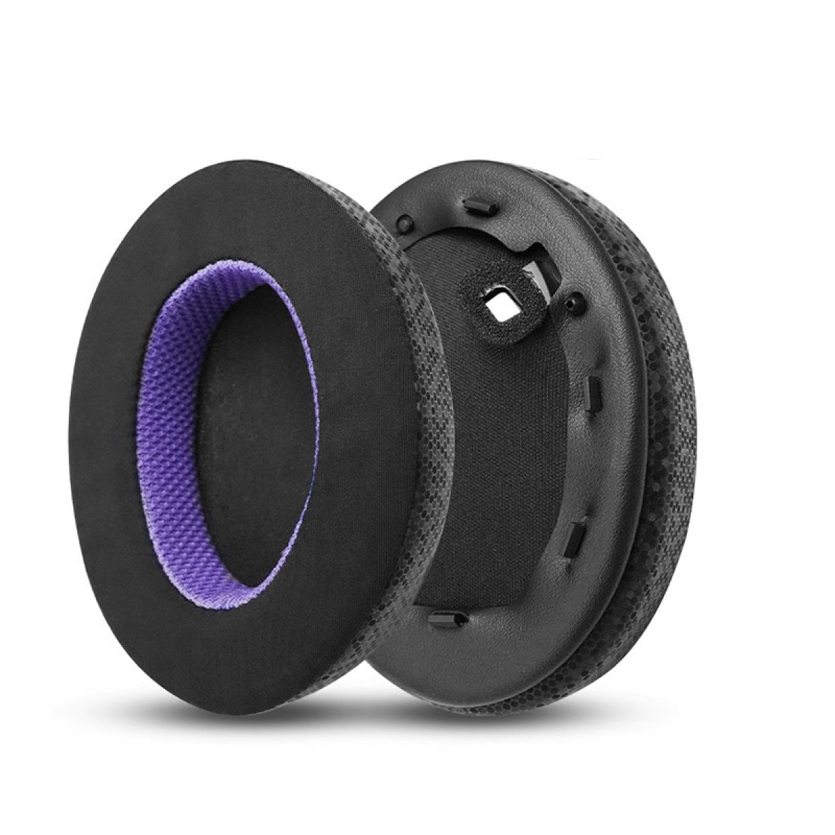 Dwie oddzielne czarne nausznice do słuchawek. Jedna ma fioletowy wewnętrzny pierścień. Czarne i fioletowe detale.