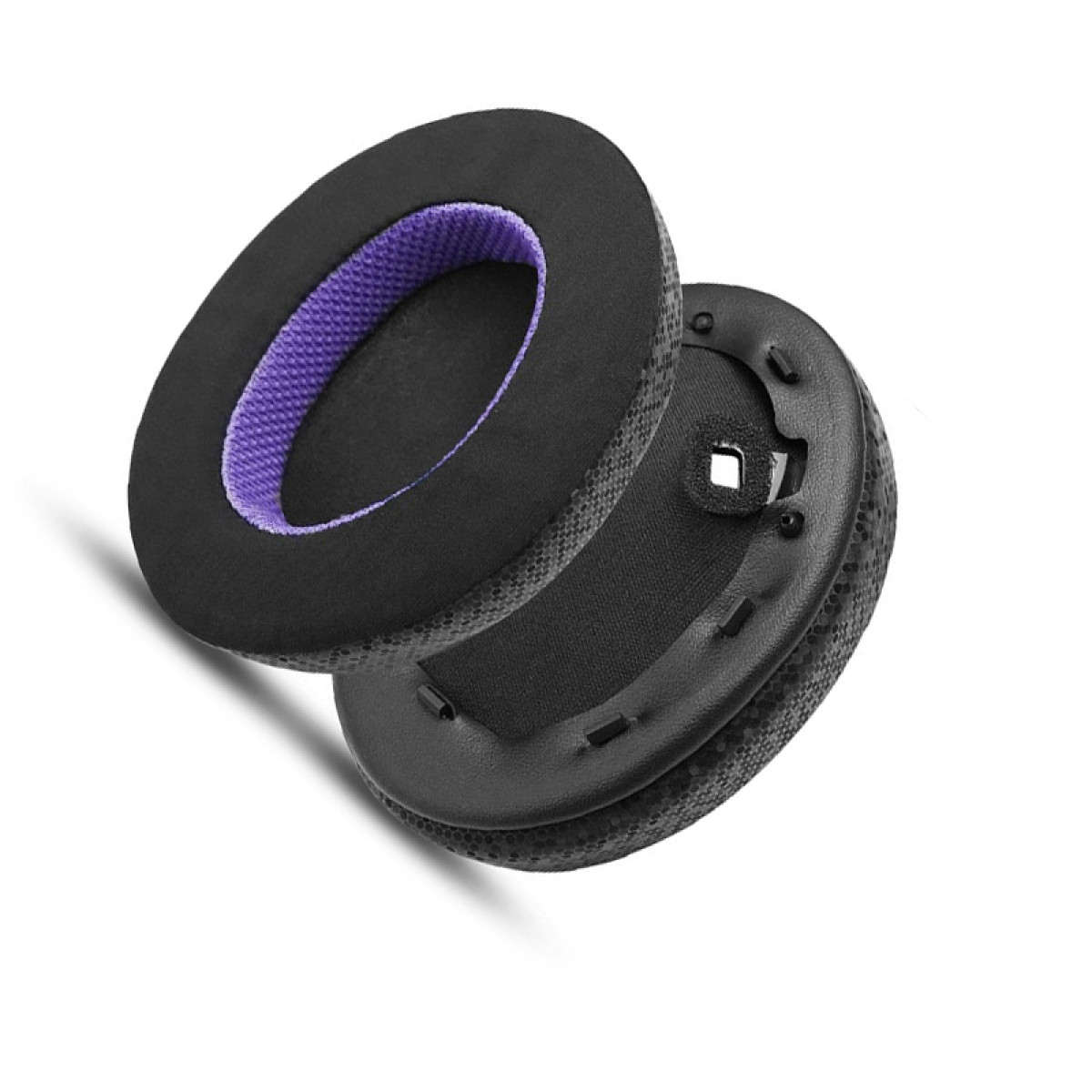 Dwie czarne nauszniki do słuchawek, jedna z fioletowym wnętrzem, na białym tle.