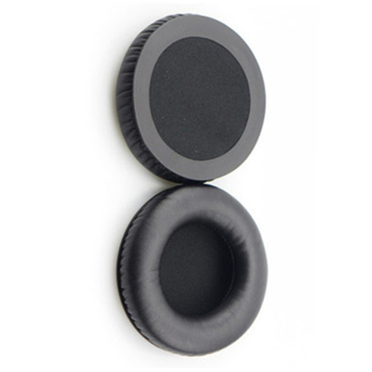 Coppia di cuscinetti auricolari neri per cuffie. I cuscinetti sono rotondi.