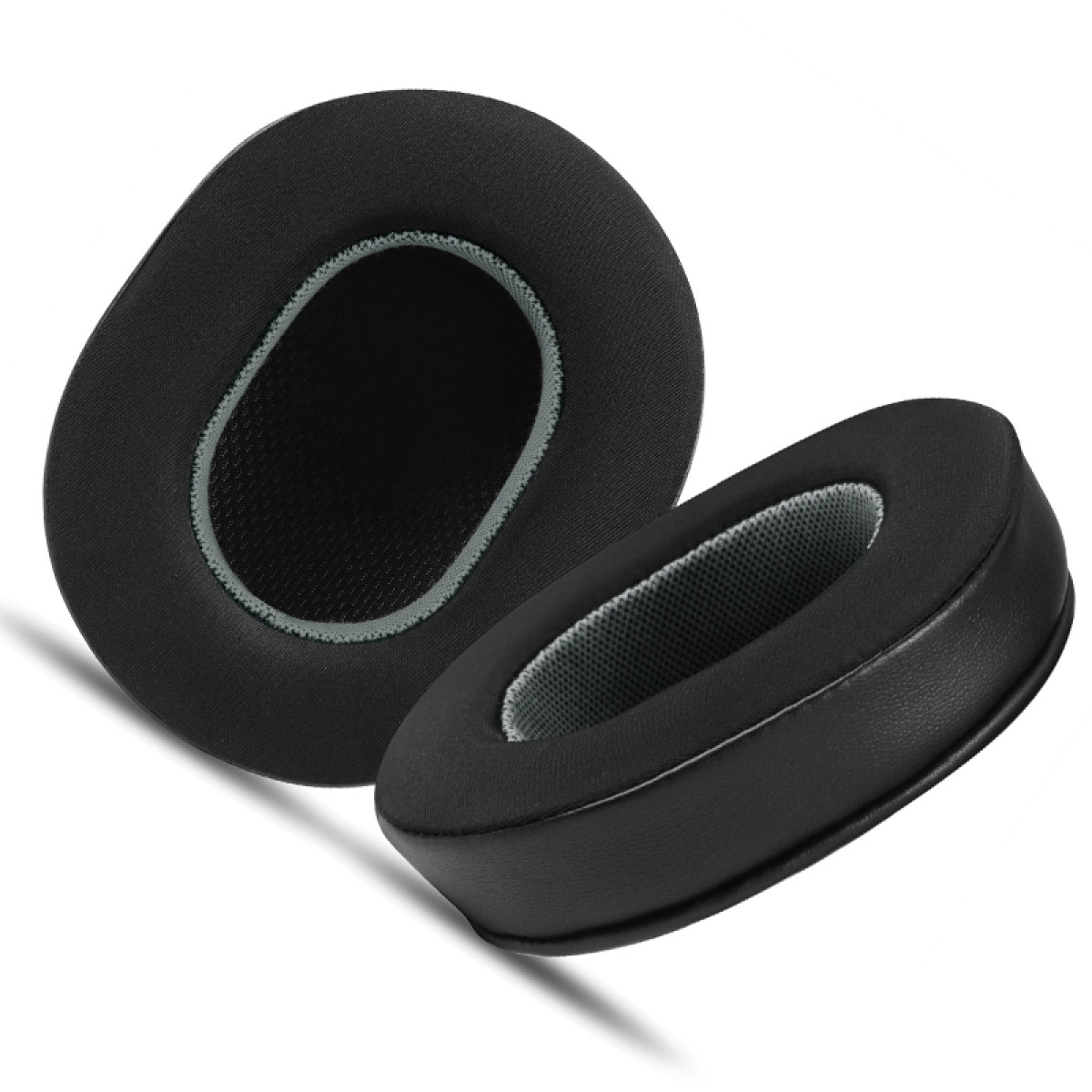 Zwei schwarze Ohrpolster für Kopfhörer. Sie sind oval und haben ein graues Netzinnenleben.