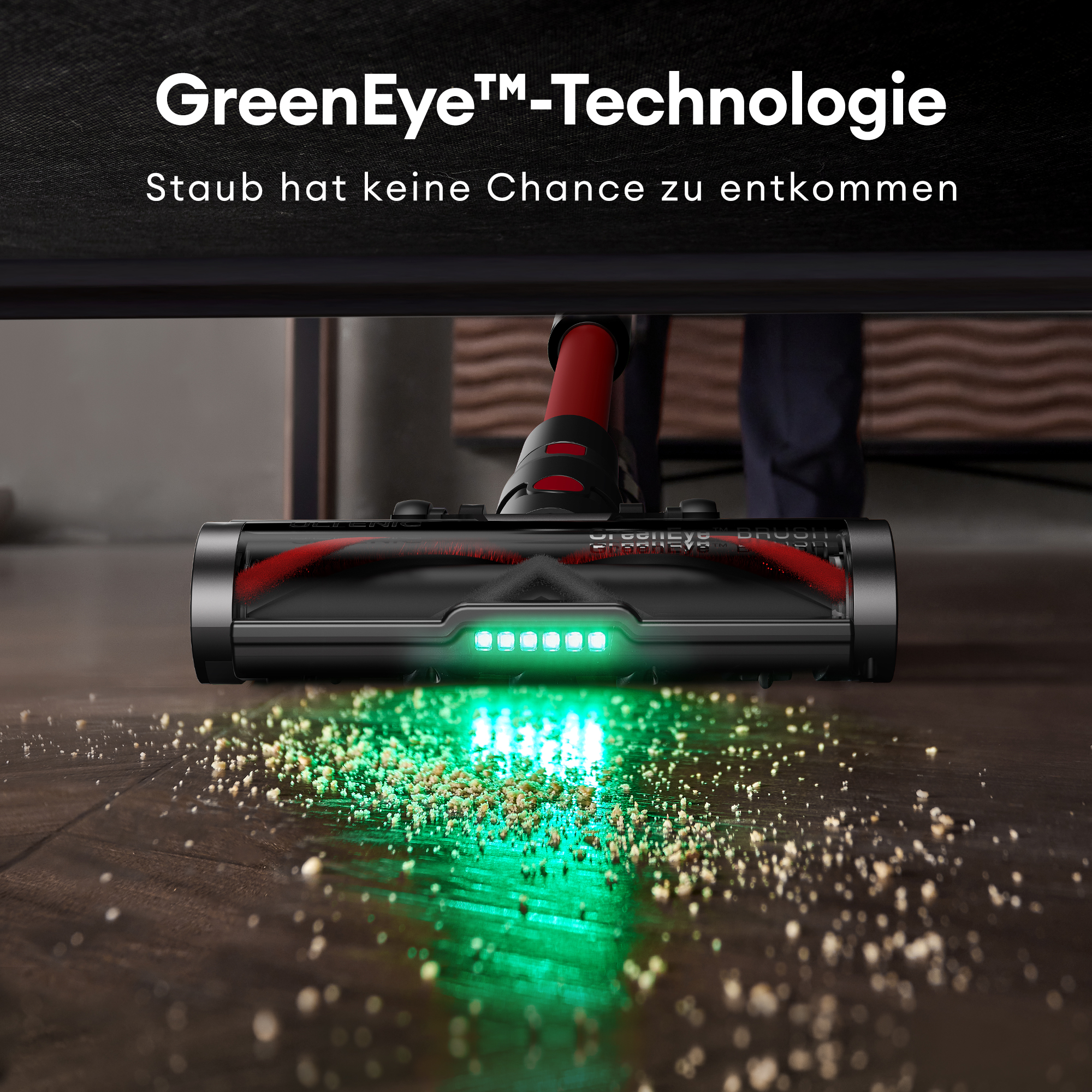 Ein Staubsaugerkopf mit grünem Licht. Staub und Schmutz sind auf dem Boden sichtbar. Schwarz-rotes Farbschema.